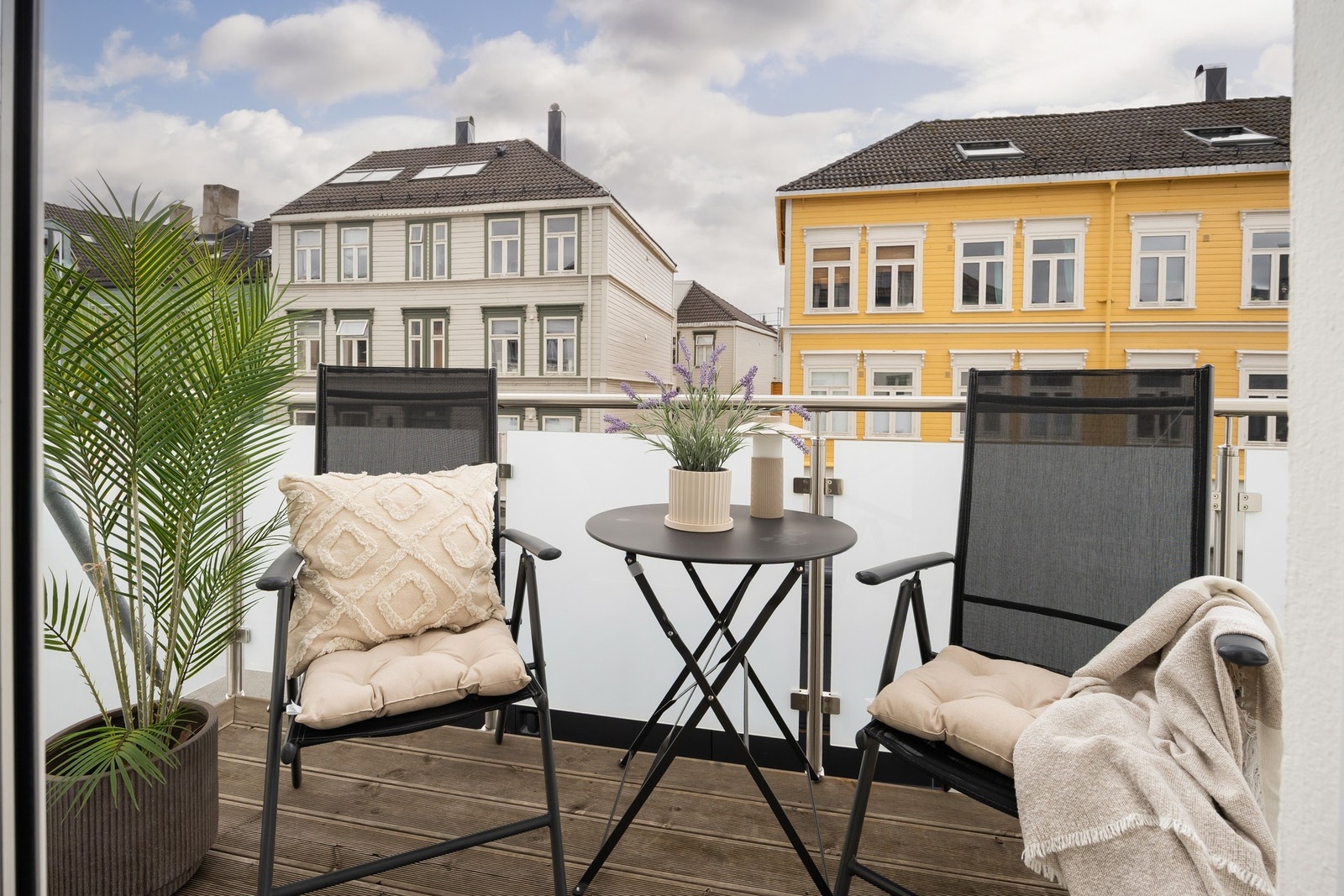 Balkongen er i nyere tid oppgradert med nytt rekkverk, frostet glass (lite innsyn) og nye terrassebord. Galleribilde