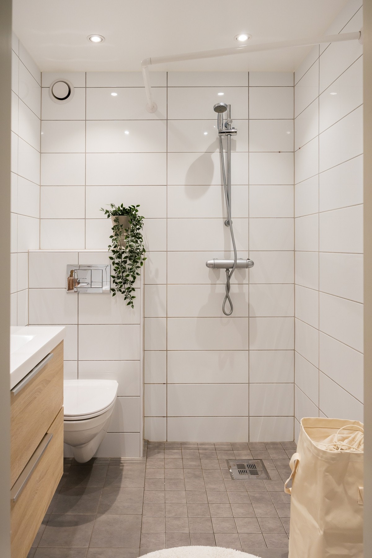 Badet har innredning med servant, toalett, dusj og opplegg for vaskemaskin. Galleribilde