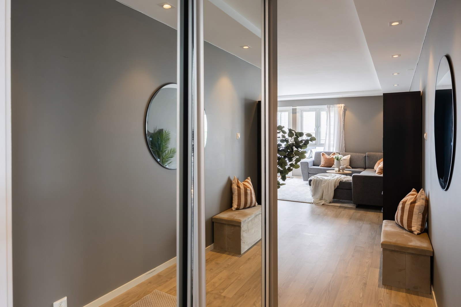 Garderobe i gang medfølger i handelen. Galleribilde