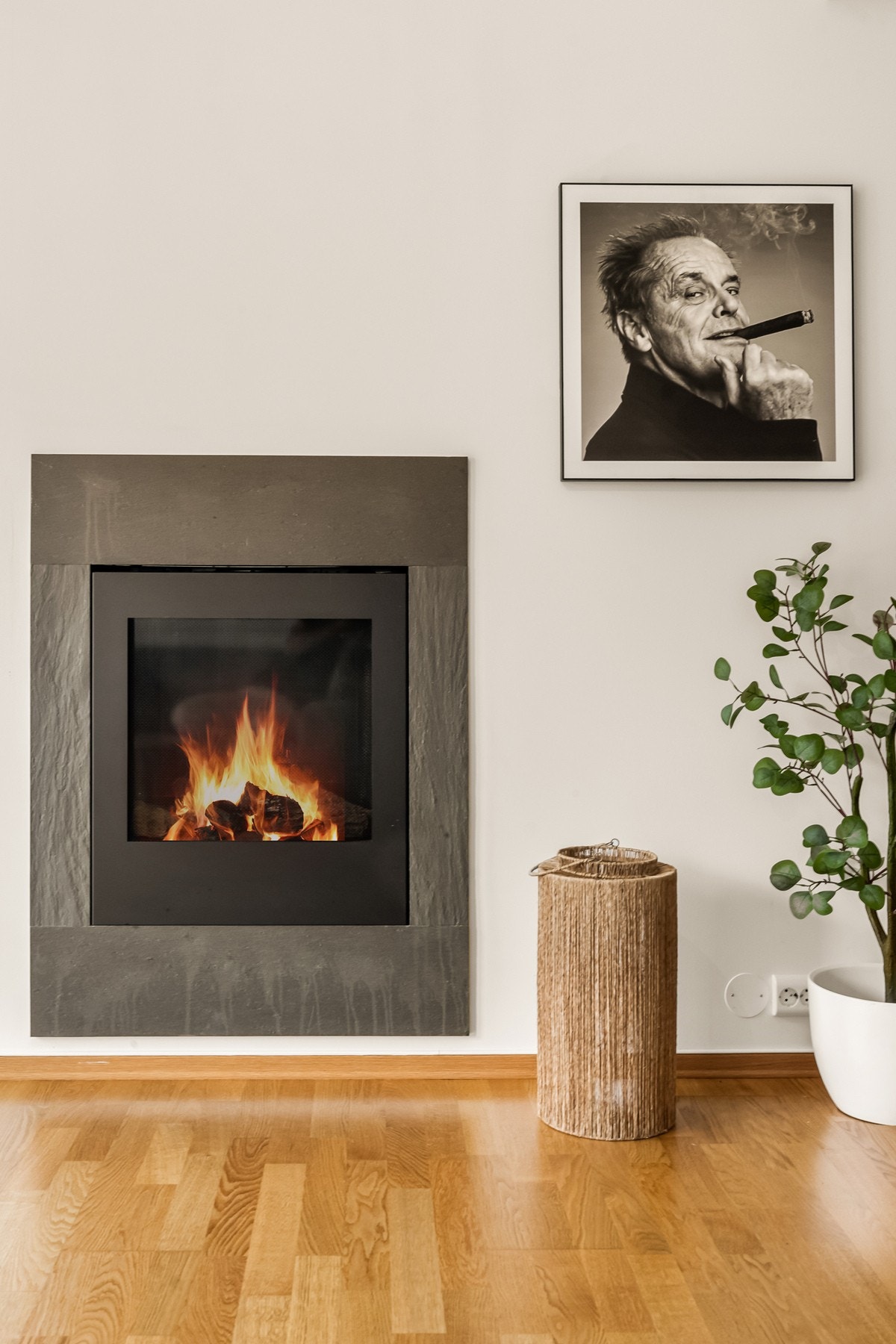 I stuen er det satt inn gasspeis som gis ekstra hyggelig atmosfære og varme på kalde høst- og vinterdager. Galleribilde