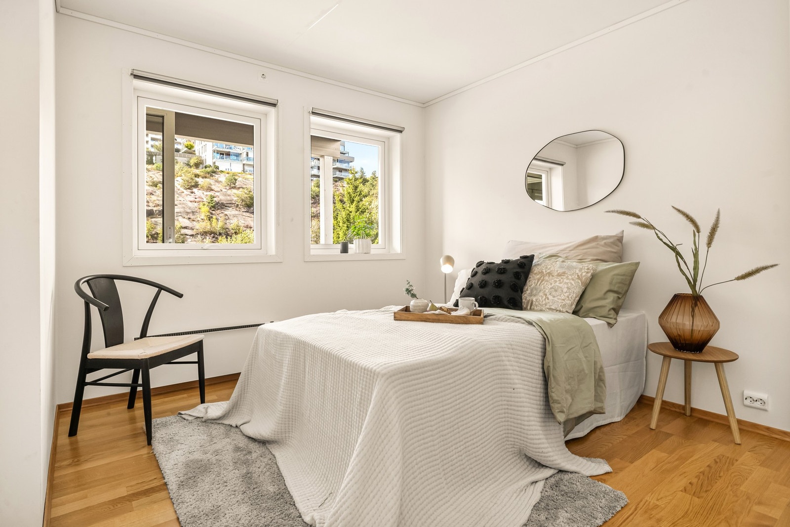 På hovedsoverommet er det god plass og garderobeskap. Galleribilde