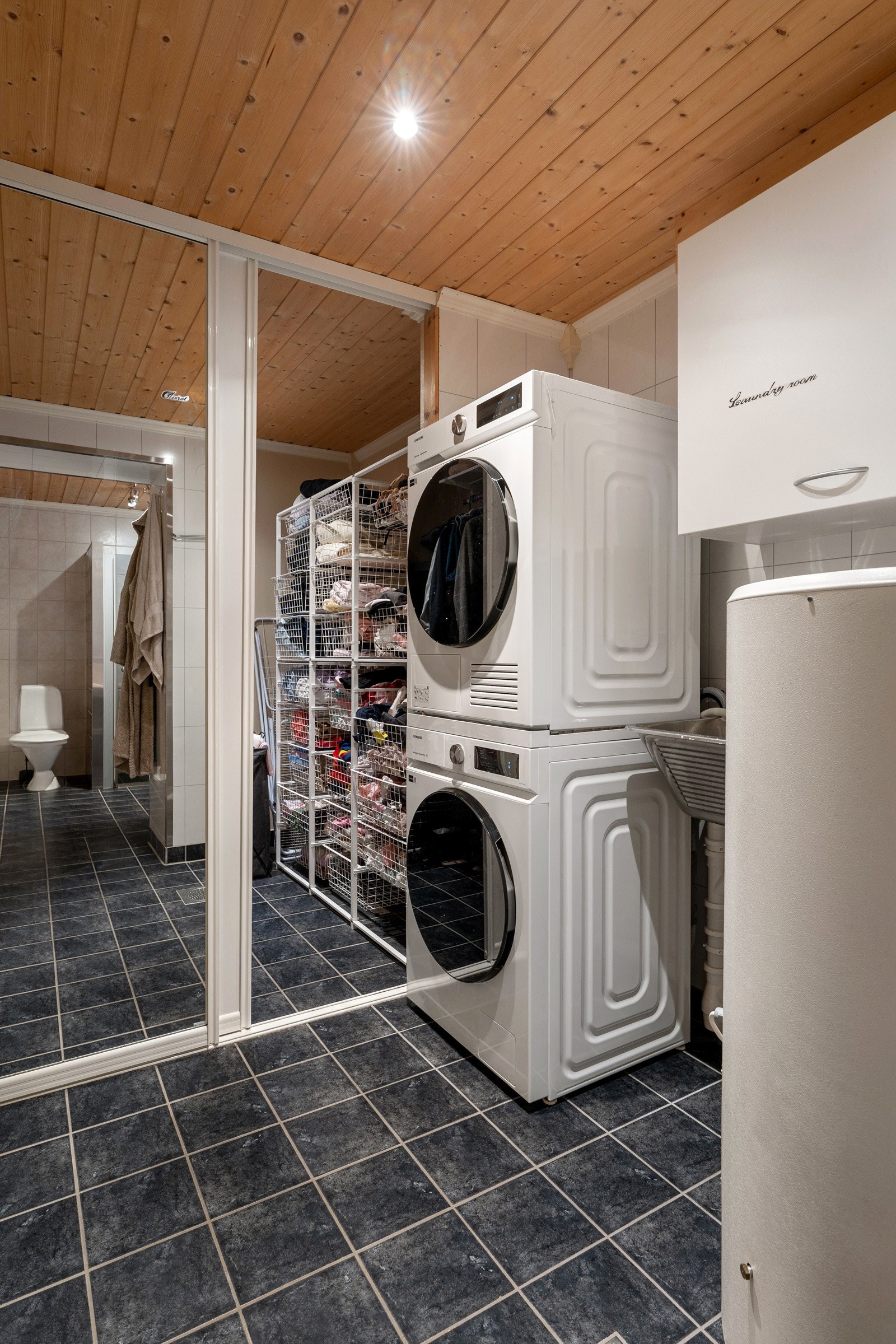 Plass til både vaskemaskin og tørketrommel og innebygd skyvedørsgarderobe.