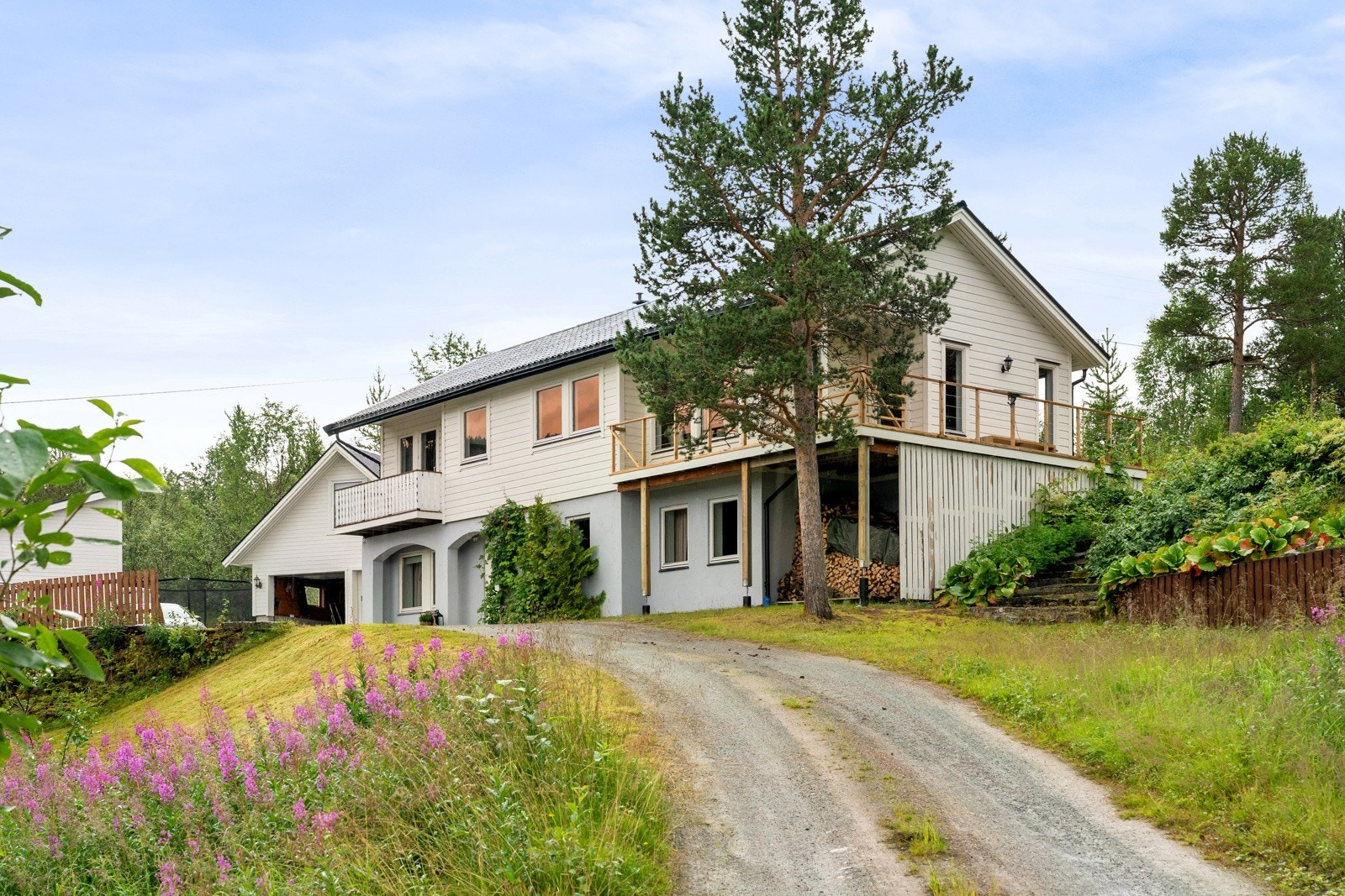 Eiendommen ligger svært pent til i flotte omgivelser.