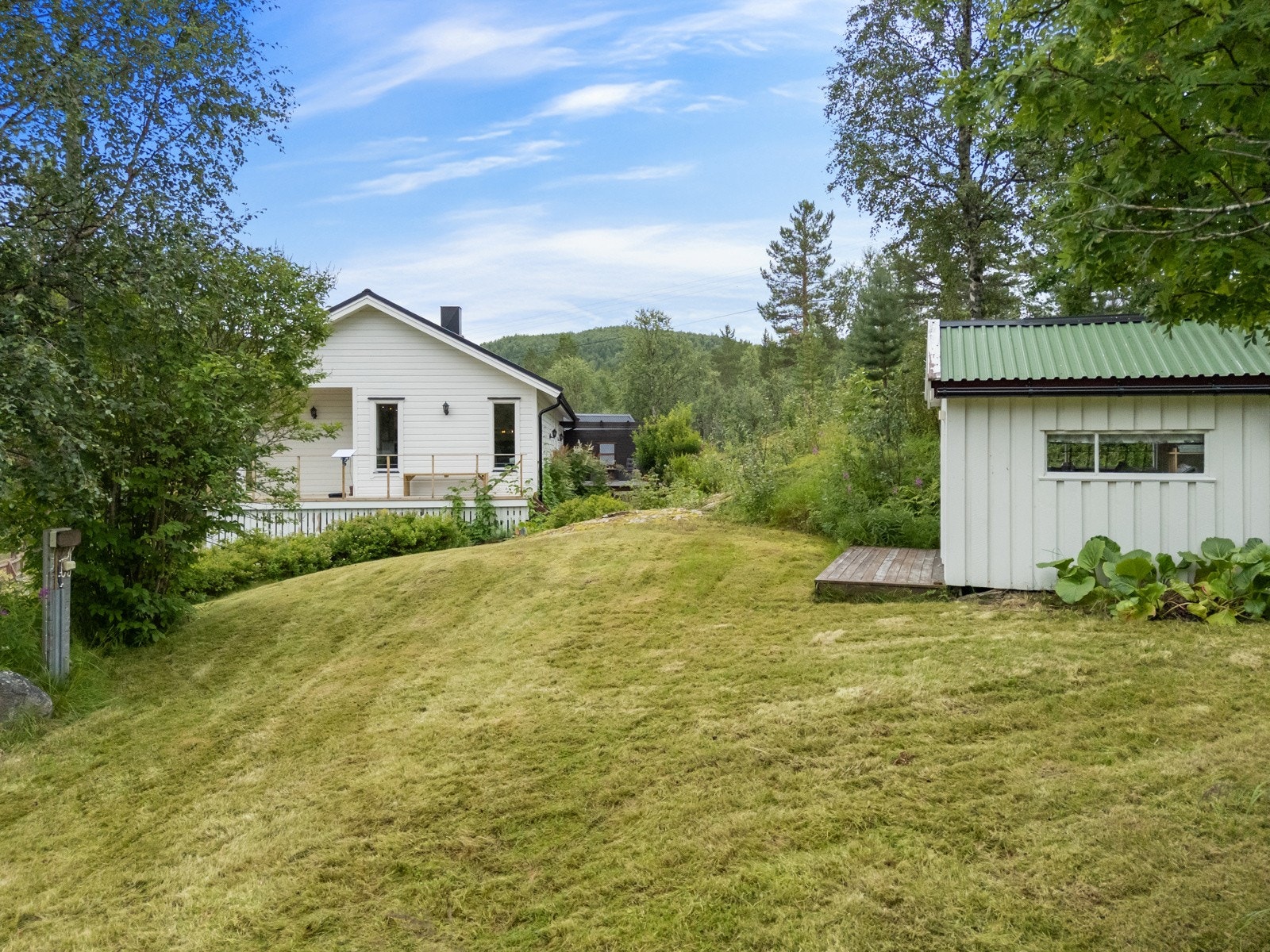 Svært romslig tomt med masse muligheter!