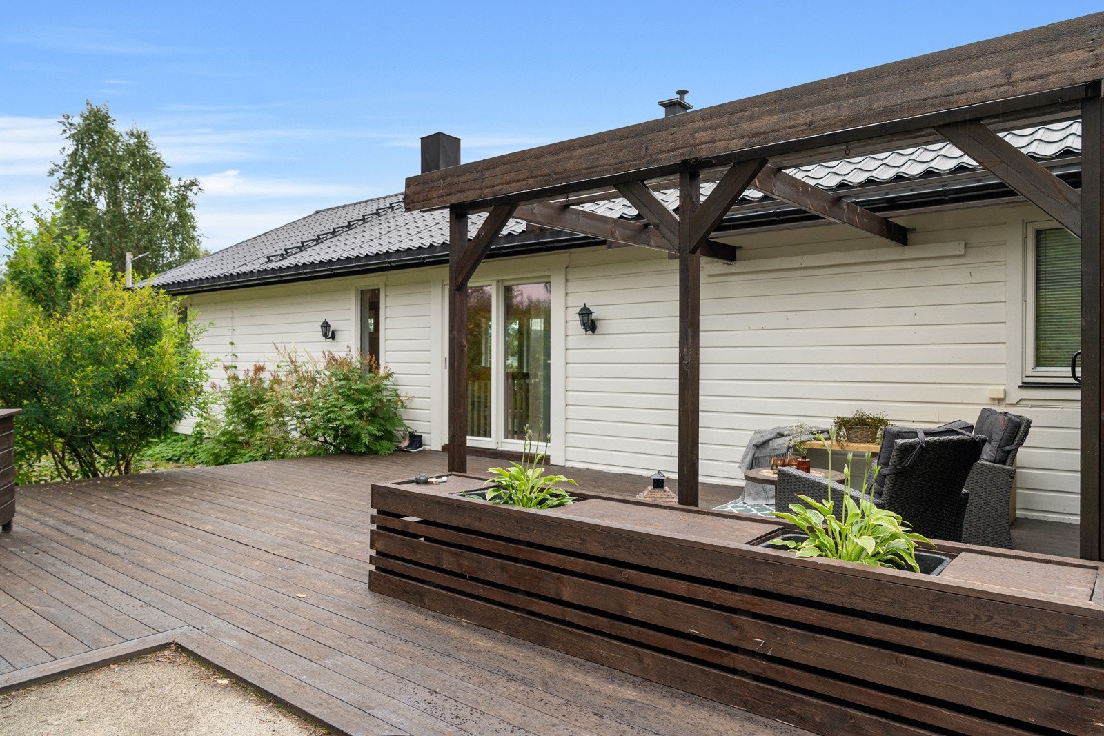 Herlig terrasse med god plass til utemøbler og hyggelige samlingspunkter.