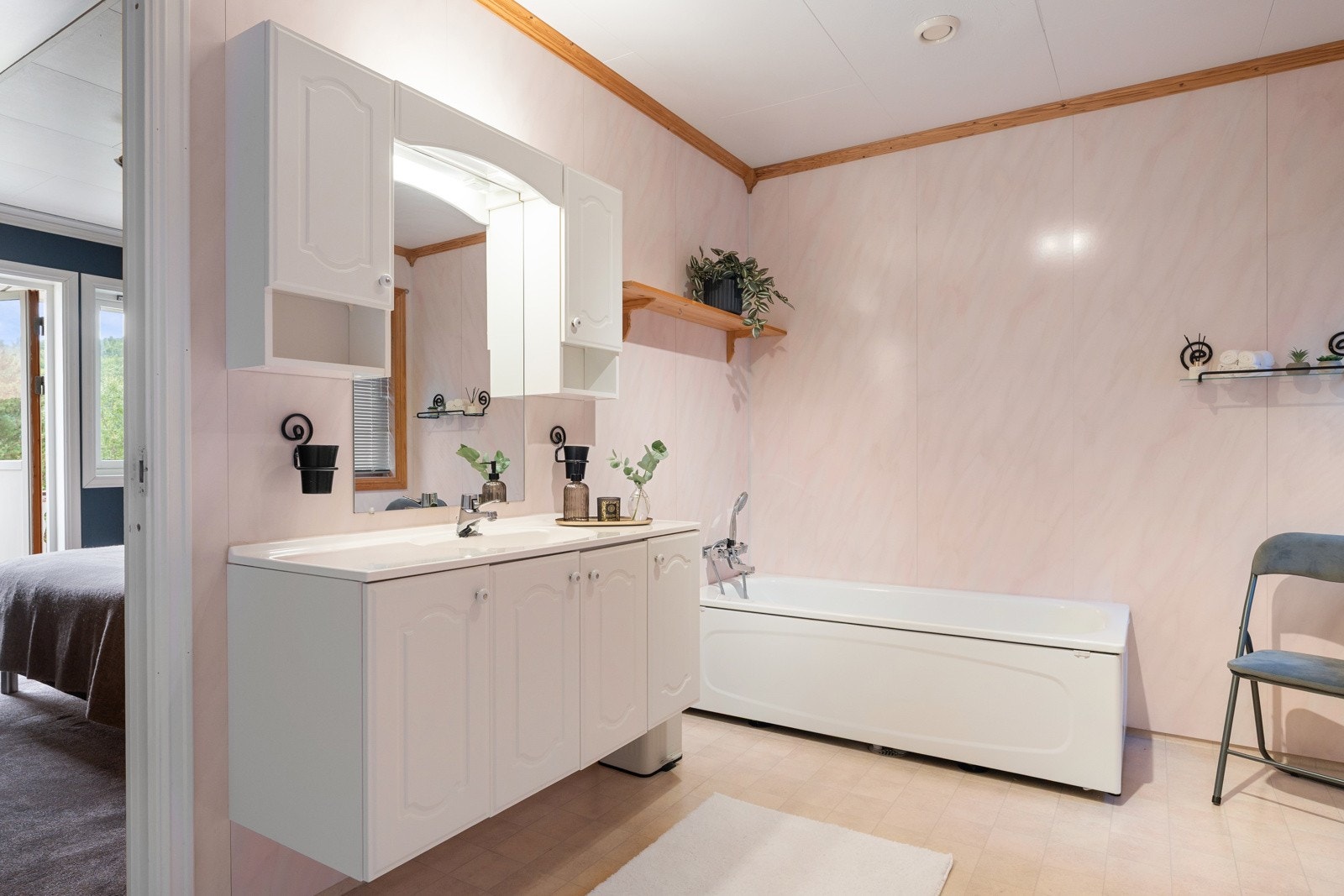 Lyst bad som ligger i tilknytning til hovedsoverommet.