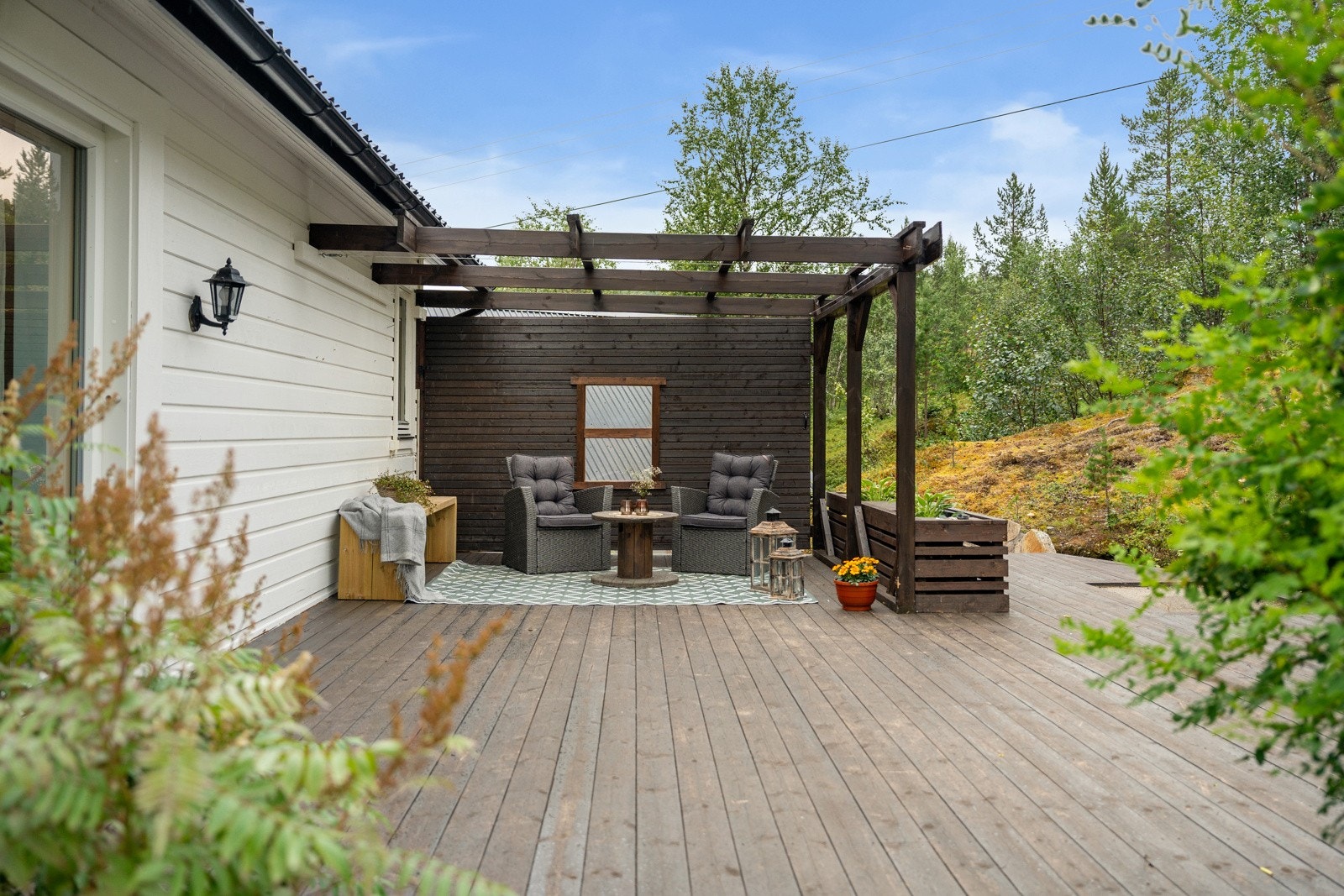 En flott uteplass med fine muligheter for både avslapning og sosiale stunder.