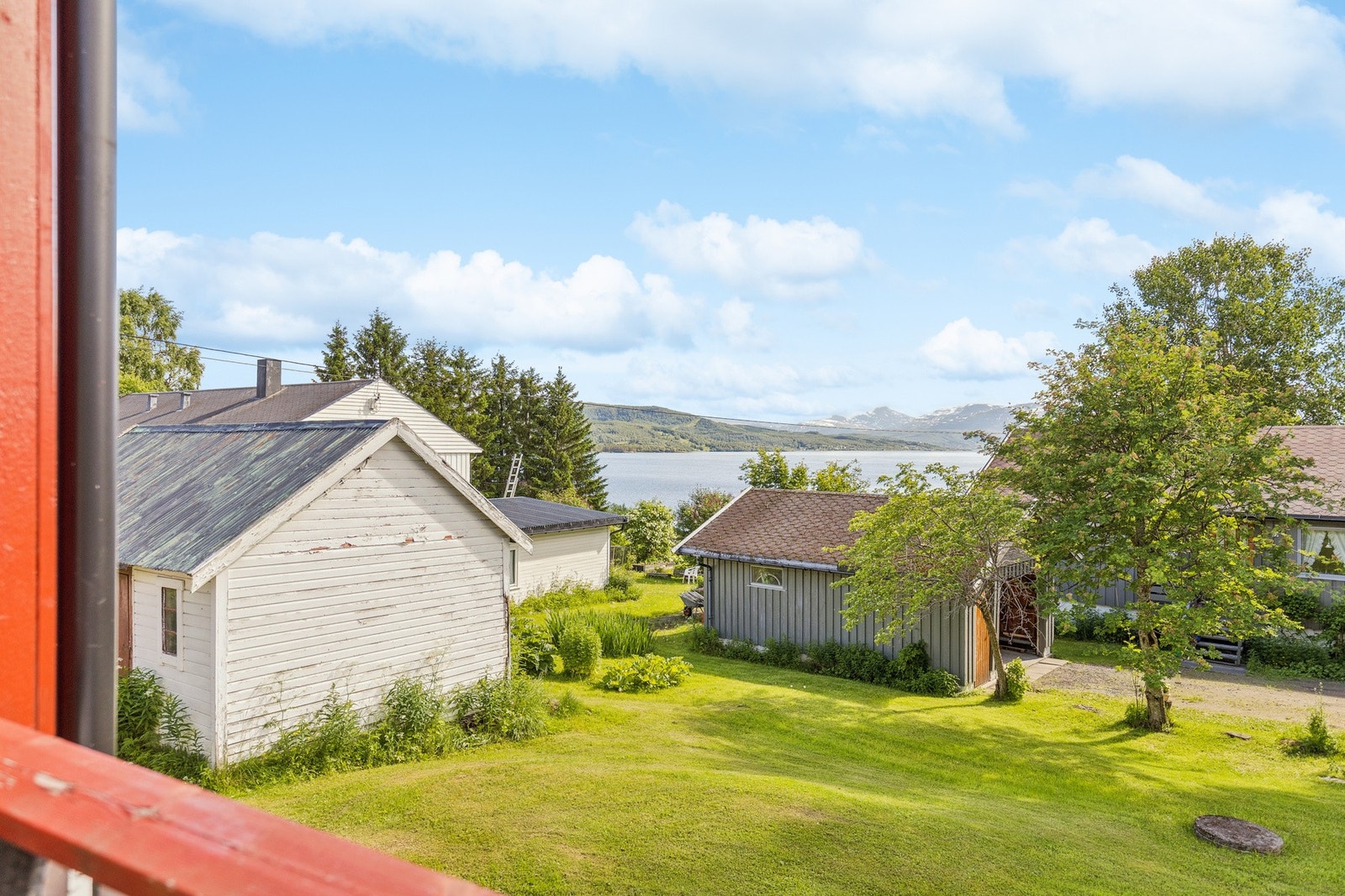 Utsikt over nærområdet og sjøen. Galleribilde
