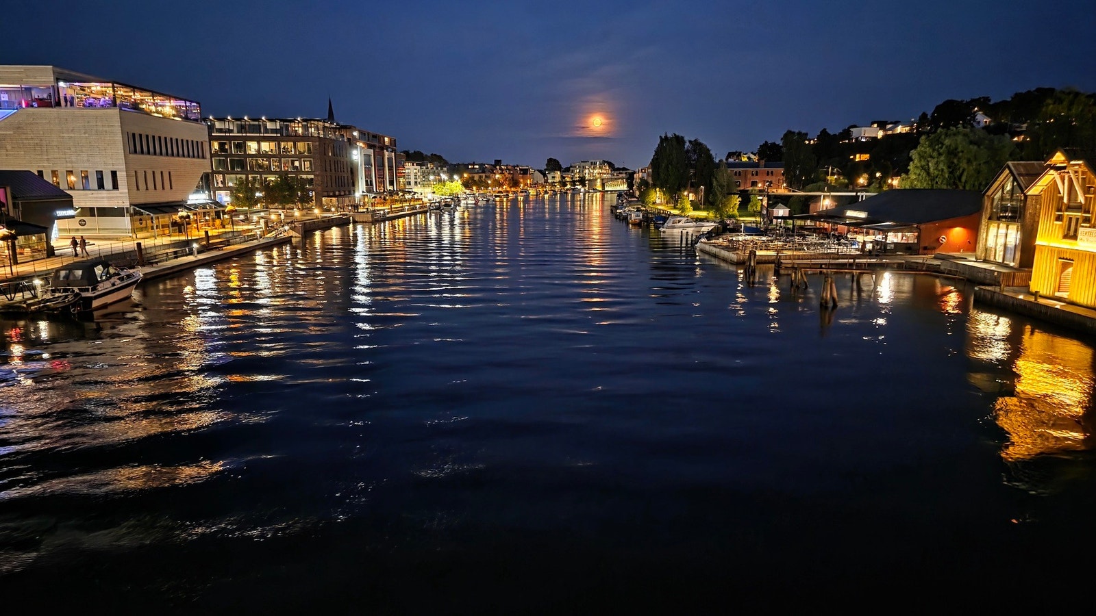 Fredrikstad sentrum "by night" Galleribilde