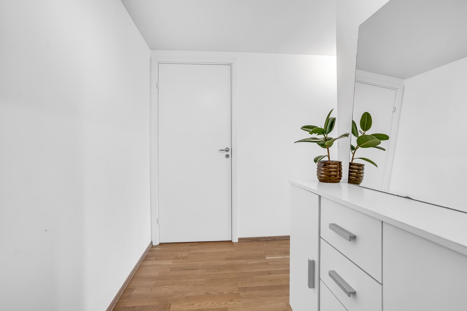Her er det gode muligheter for oppbevaring av yttertøy og sko, enten med garderobeløsning eller knagger og skoskap. Galleribilde