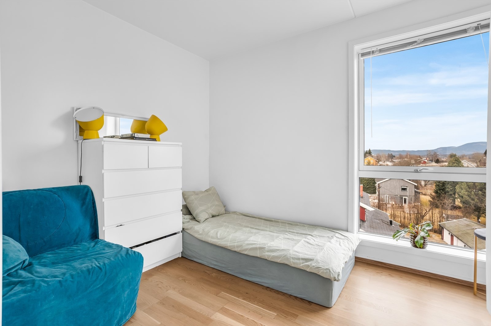 Soverommet er romslig og har gode innredningsmuligheter med seng, nattbord og garderobeskap. Galleribilde
