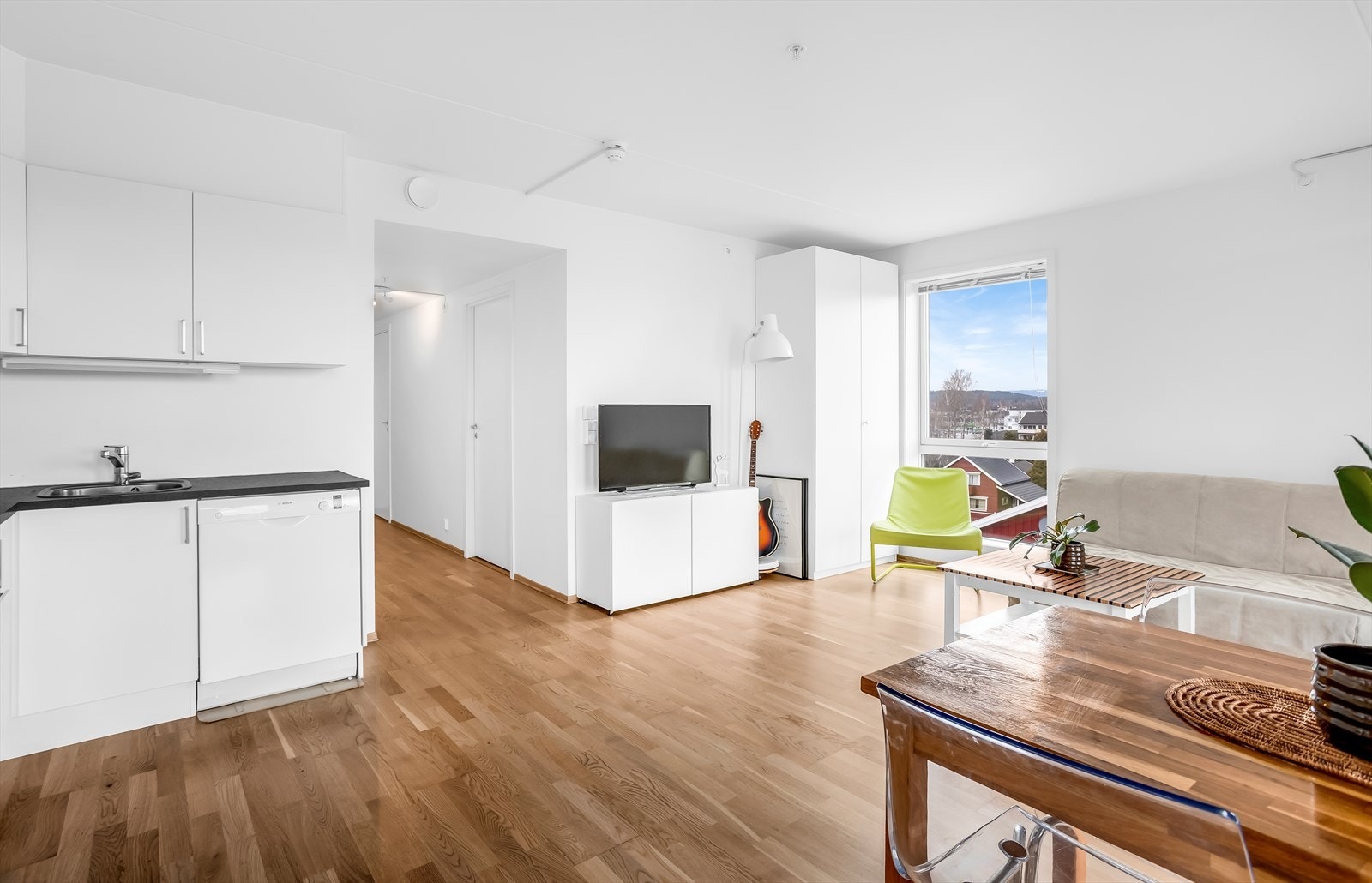 Oppvarming skjer via vannbåren gulvvarme noe som sørger for en jevn oppvarming året rundt. Galleribilde