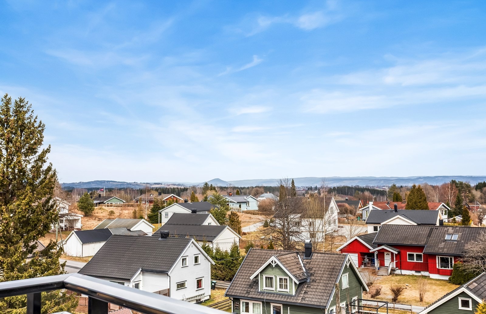 Fra balkongen har man utsikt mot trivelige grøntområder og nærliggende åser. Galleribilde