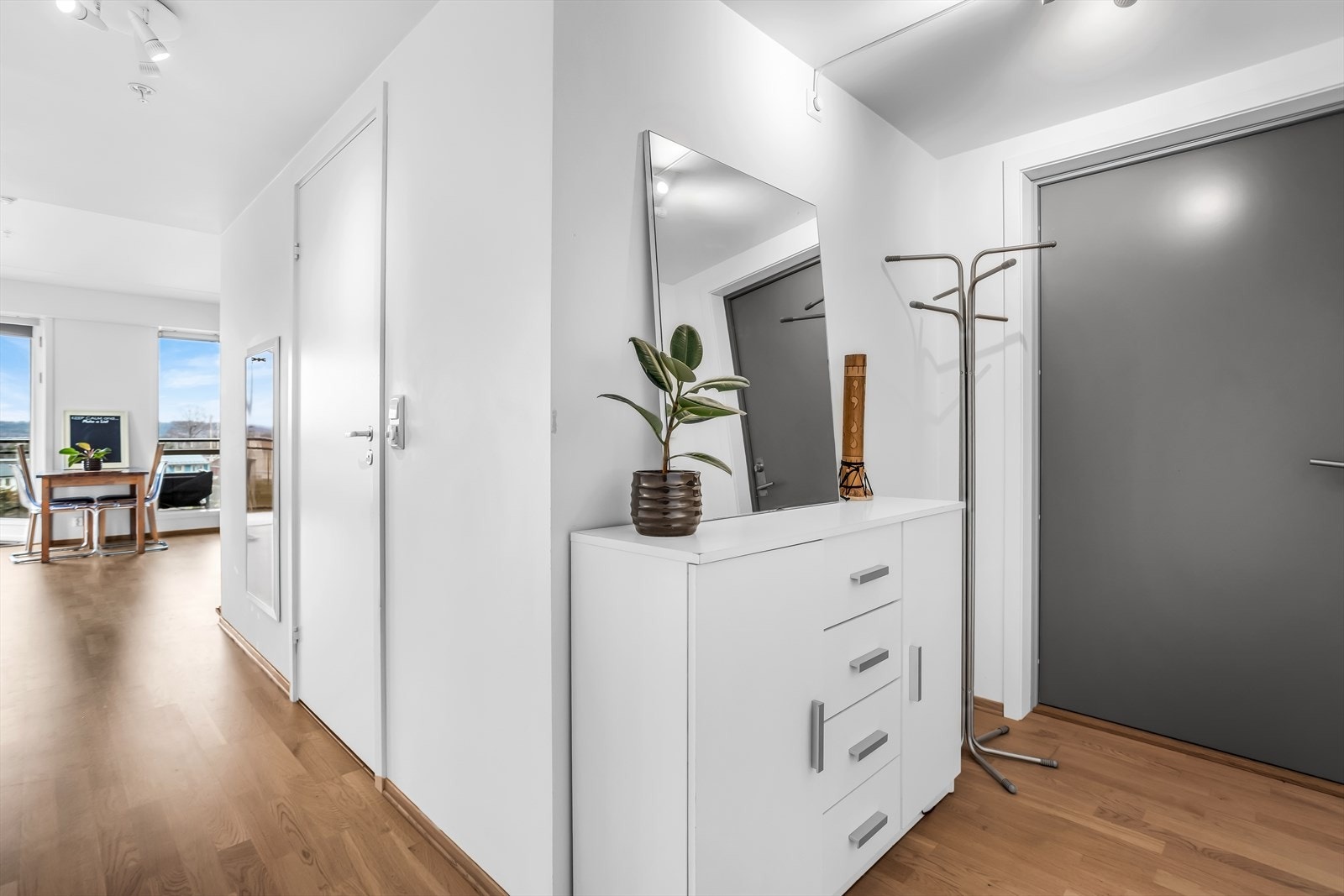 Leiligheten ønskes velkommen via en praktisk entré som fungerer som et naturlig bindeledd mellom alle rom. Galleribilde