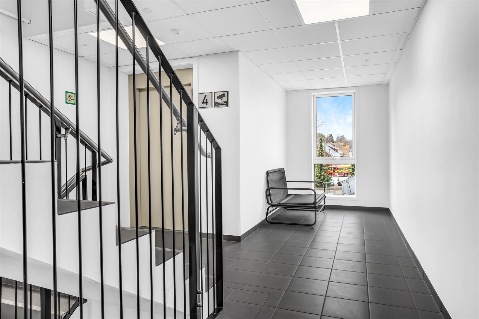 Bygget har heis og trappeadkomst til alle etasjer. Sameiet har også en stor, felles takterrasse til glede for beboerne. Galleribilde