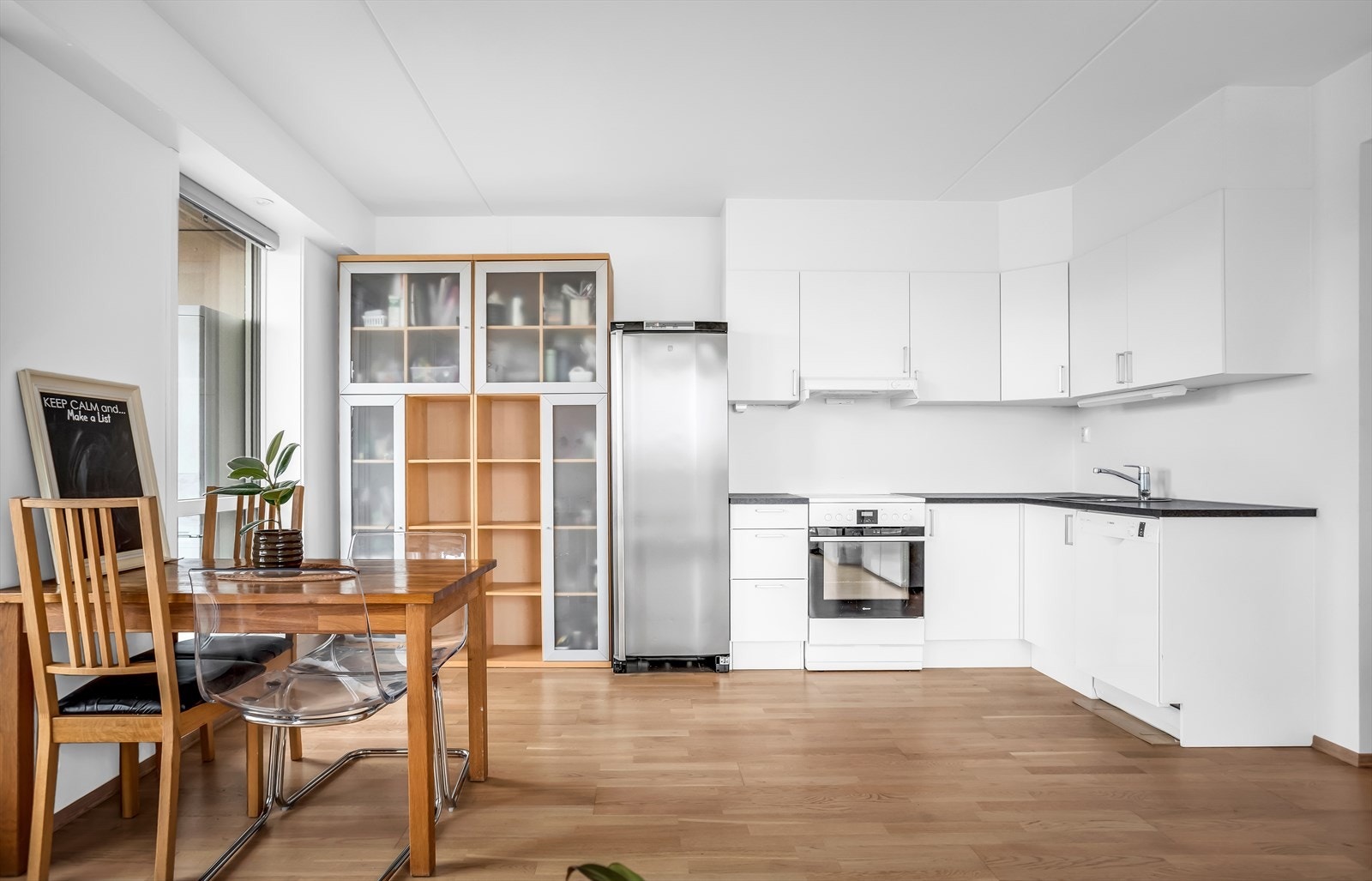Stuen har god plass til både sofagruppe, mediemøbler og spisebord, noe som gjør rommet ideelt for både hverdagsliv og sosiale sammenkomster. Galleribilde