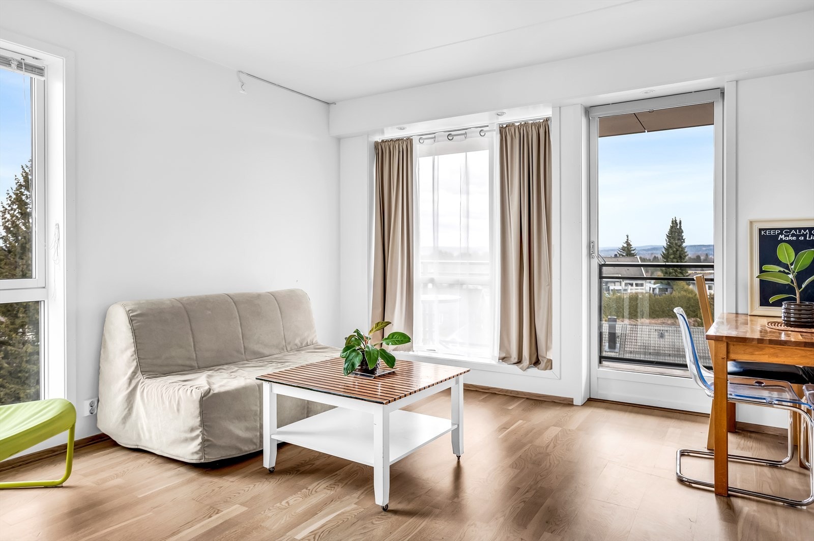 Store vindusflater med 3-lags isolerglass fra 2020 slipper inn rikelig med dagslys og bidrar til god energieffektivitet. Galleribilde
