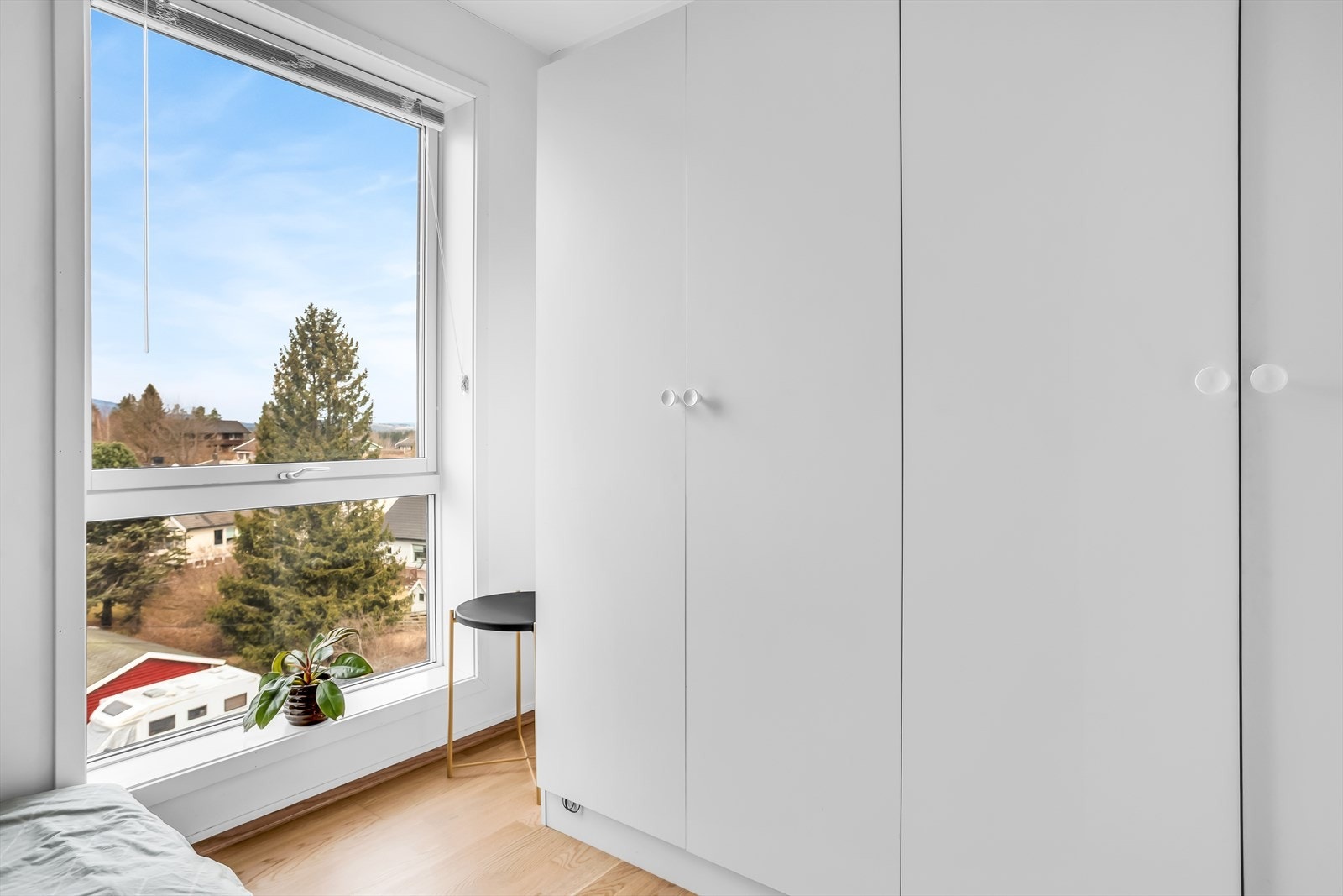 Det store vinduet gir godt med dagslys og bidrar til en behagelig romfølelse. Galleribilde