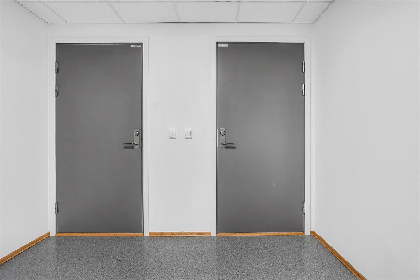 Leiligheten disponerer to kjellerboder på 5 m² og 10 m², samt egen garasjeplass i felles anlegg. Galleribilde