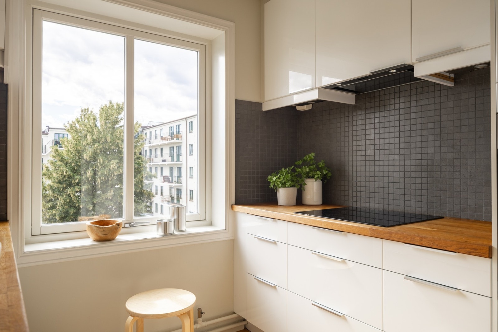 Kjøkkenet byr på smarte løsninger og godt med både skap- og benkeplass, noe som gir gode arbeidsforhold og rikelig med oppbevaringsmuligheter. Galleribilde