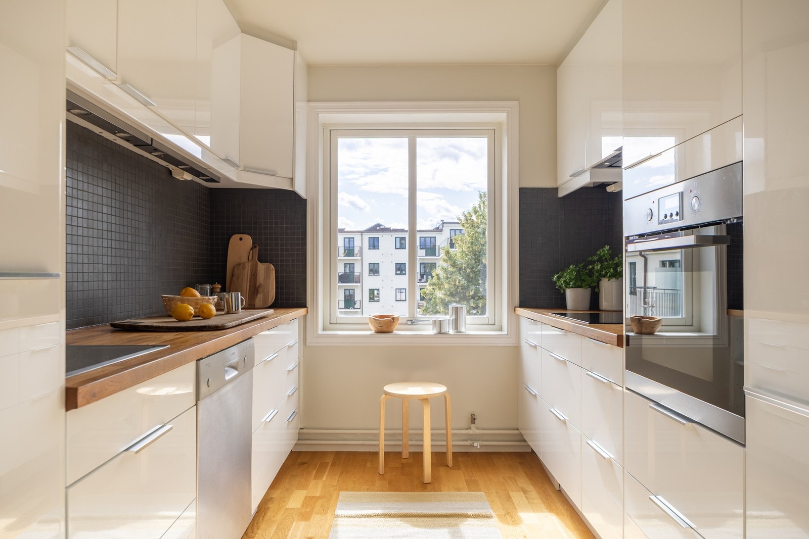 Et praktisk og luftig separat Ikea kjøkken med en god og funksjonell planløsning. Galleribilde