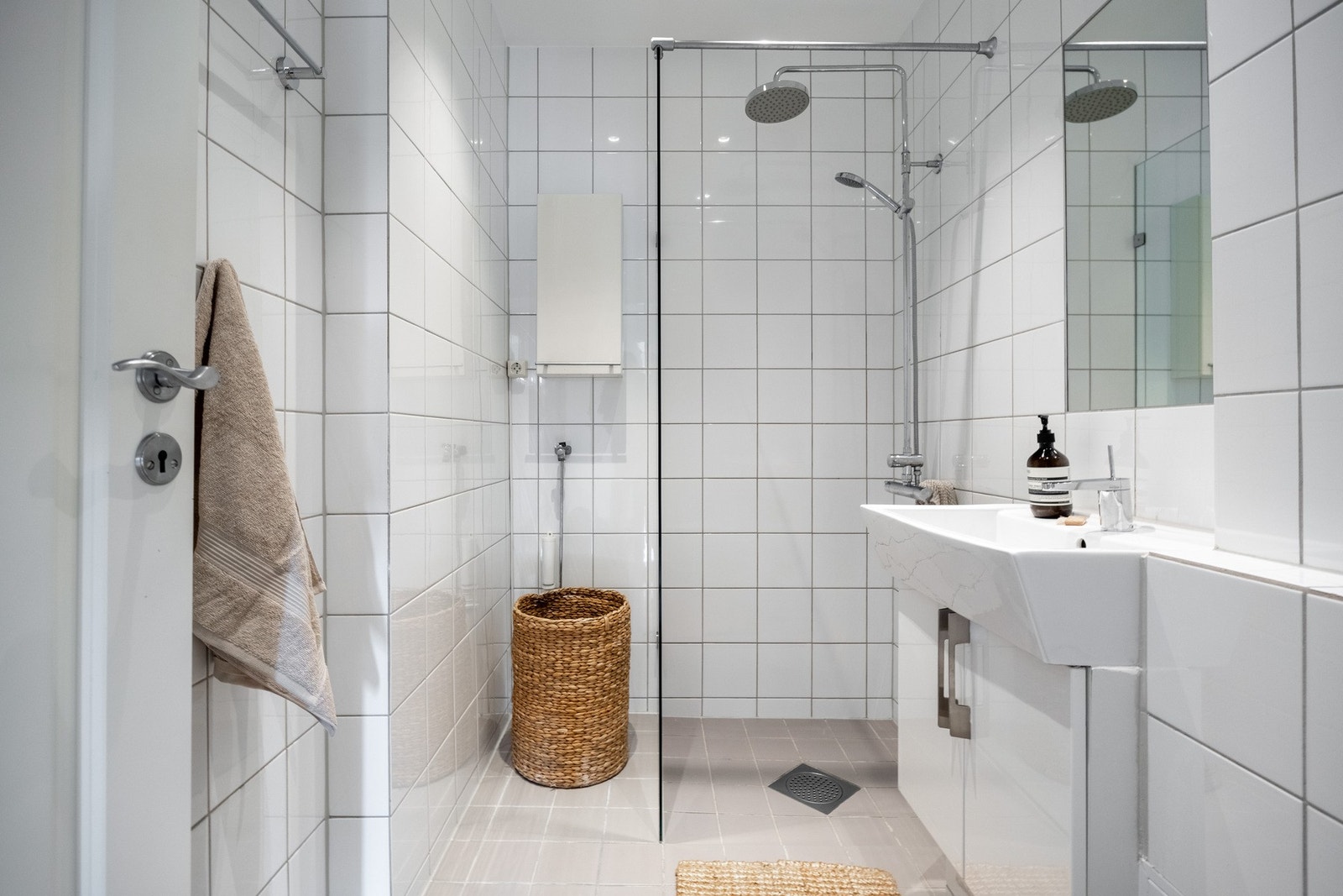 Pent baderom oppgradert i 2011. Badet har opplegg for vaskemaskin. Galleribilde