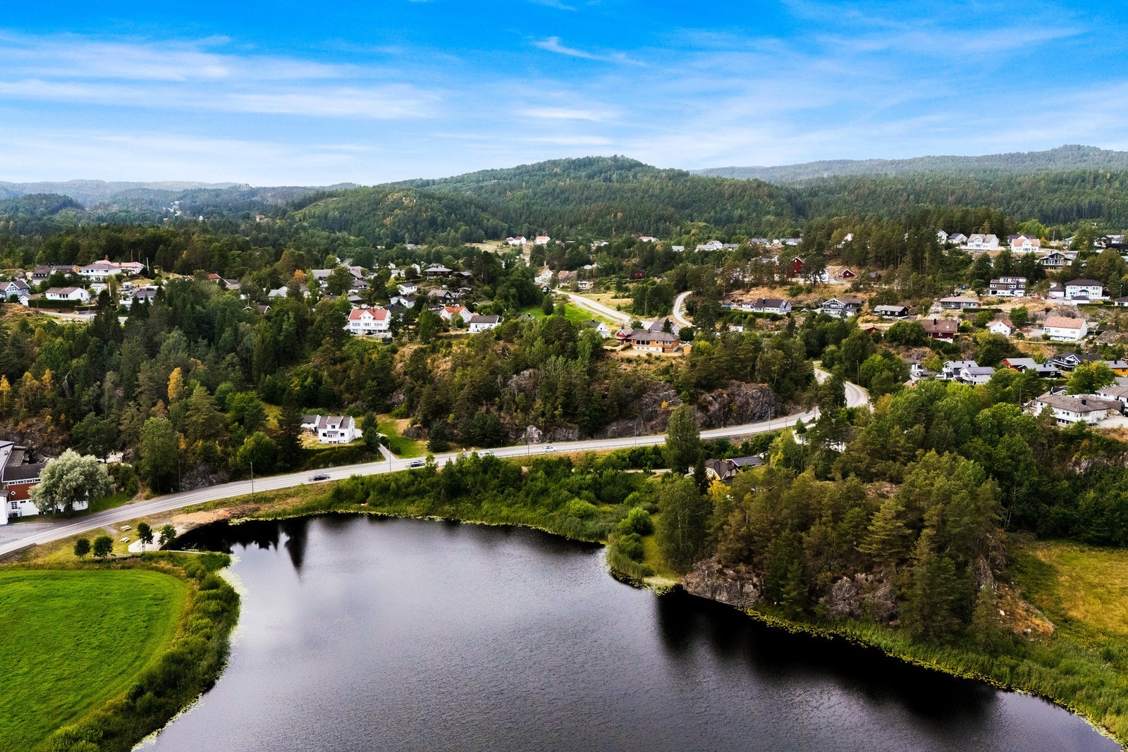 Boligen har fritt utsyn fra tomten, og meget gode solforhold Galleribilde