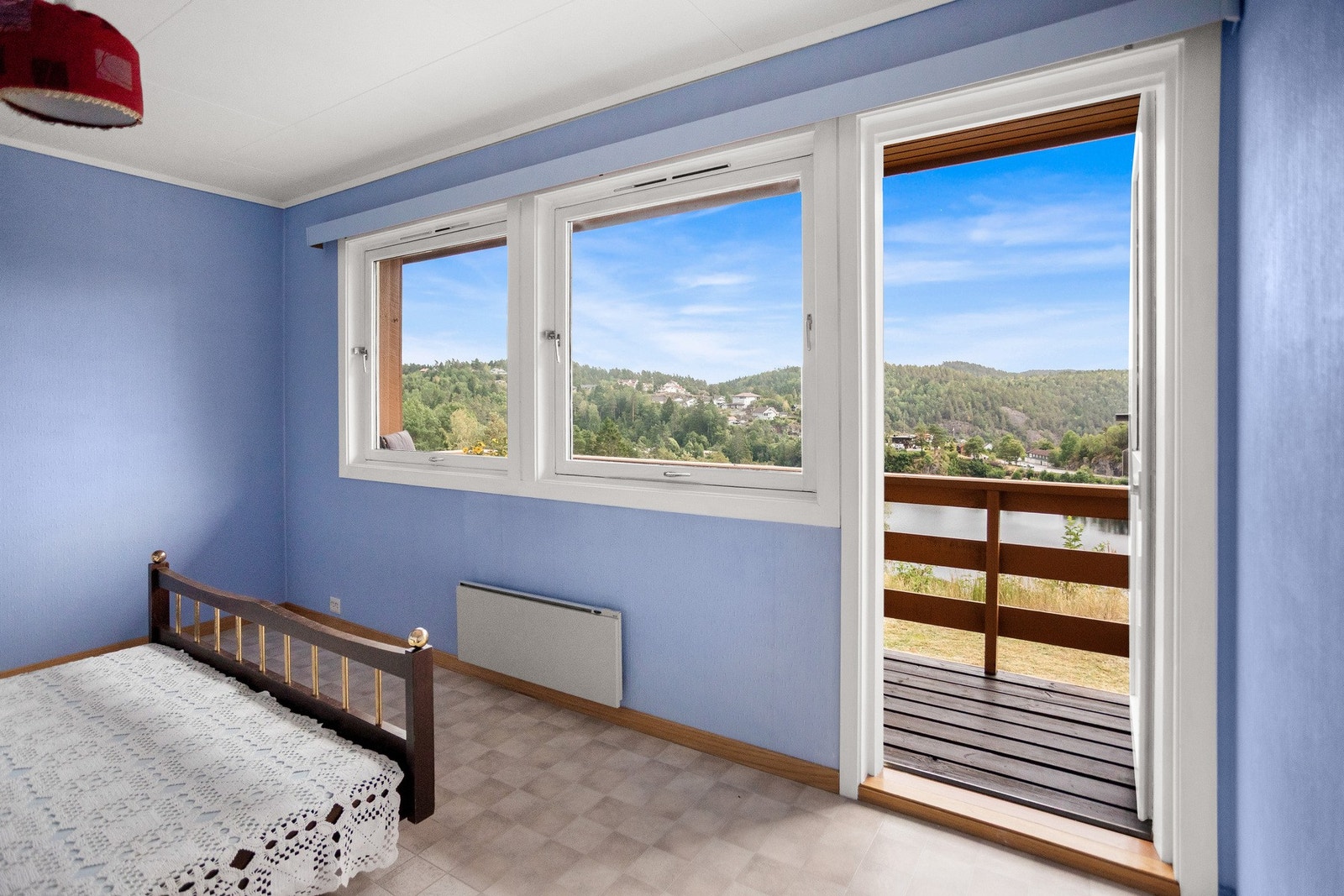 På hovedplan er det 3 soverom, hvorav det ene har direkte utgang til egen veranda Galleribilde