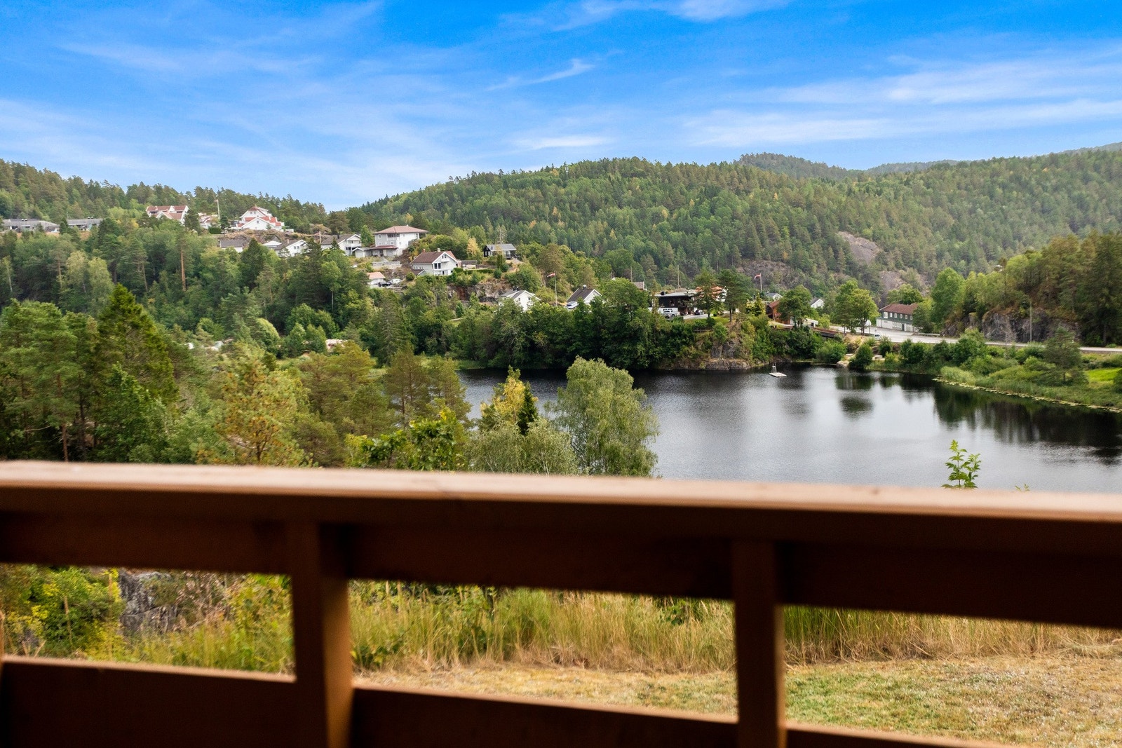 Fra verandaen er det nydelig utsikt til Thorsdalstjenna og utearealene i fronten av huset Galleribilde
