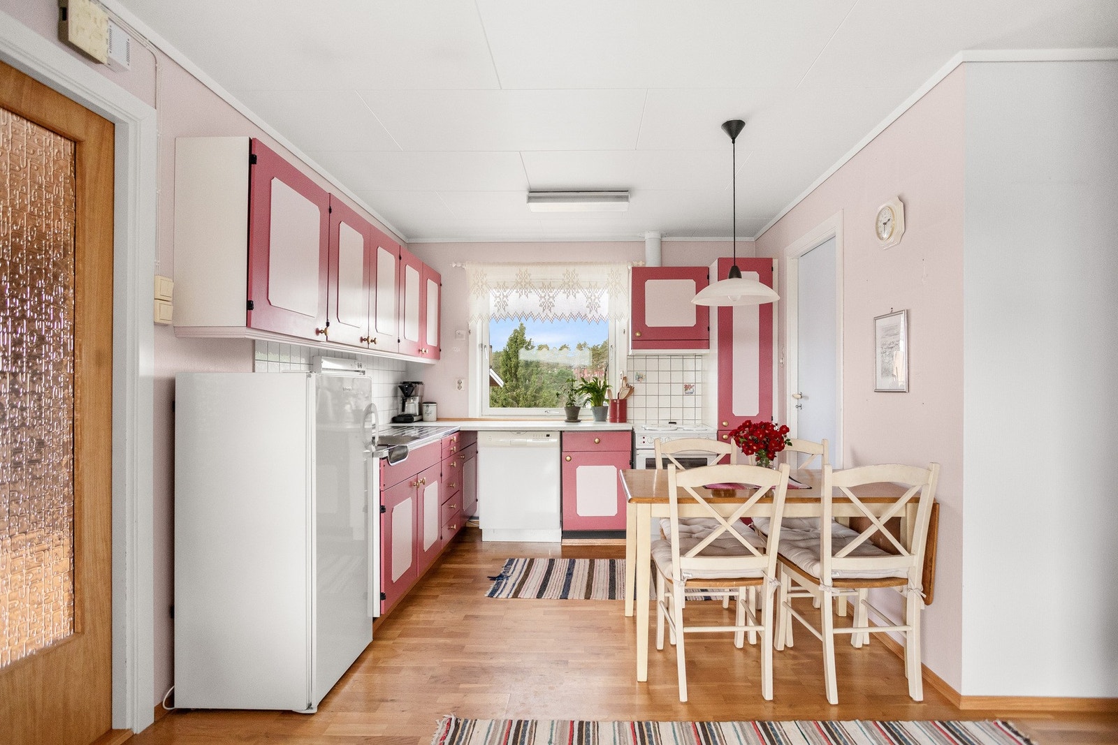 Kjøkkenet har velegnet plass til et lite frokostbord, og er utstyrt med en eldre innredning. Galleribilde