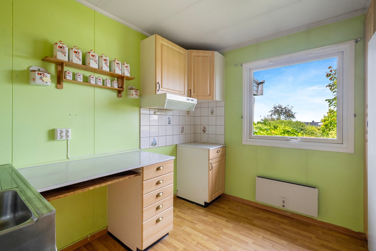 Kjøkken med plass for kjøkkenbord ved vinduet Galleribilde