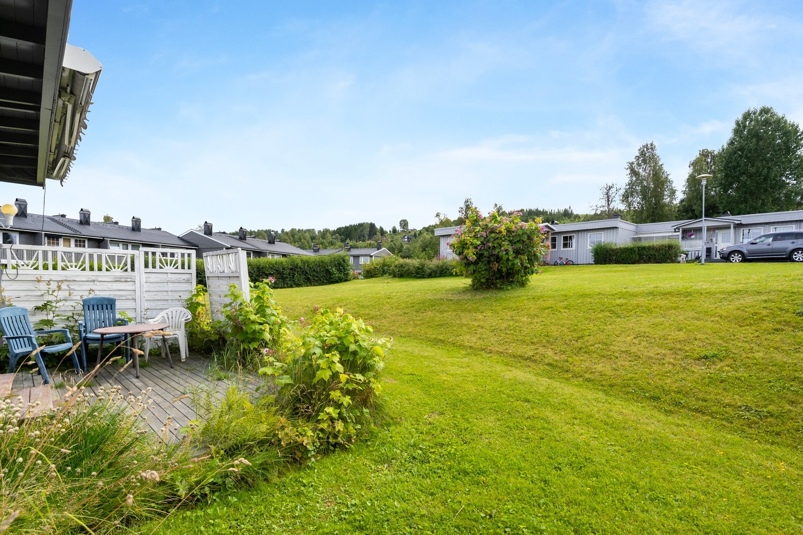 Hage med plen og beplanting ved leiligheten Galleribilde