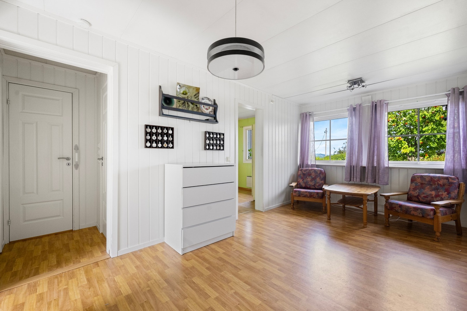 Dagligstue med lysmalte overflater Galleribilde