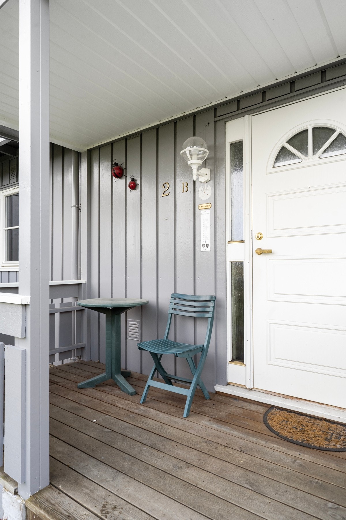 Overbygd inngangsparti med liten terrasse Galleribilde