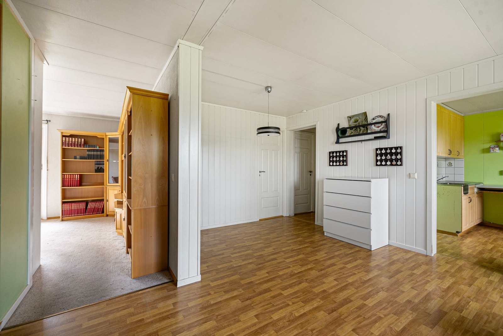 Fra dagligstua er det adkomst til stua og til mellomgang med dør til soverom II og II samt bad og toalettrom Galleribilde