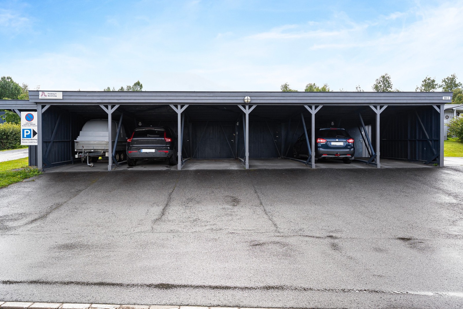 Biloppstillingsplass i carport - her er det også bod Galleribilde
