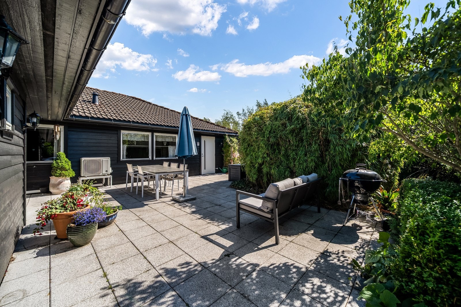 Boligen har en romslig og skjermet uteplass som innbyr til hyggelige dager utendørs. Her er det god plass til både spisegruppe, grill og sittegrupper, perfekt for måltider og samvær med familie og venner. Galleribilde