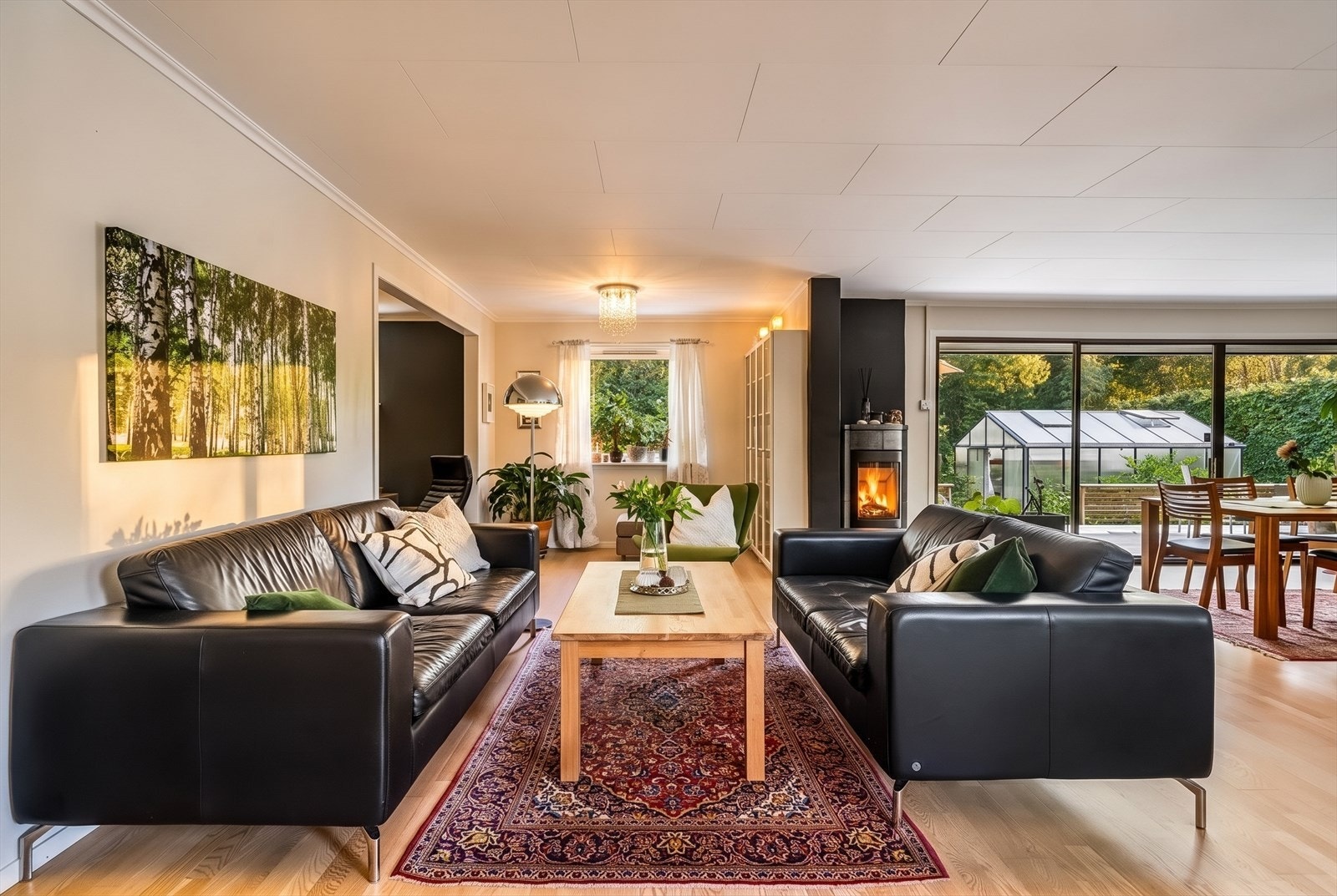 Den romslige stuen fremstår lys og innbydende med god plass til flere sittegrupper. Galleribilde
