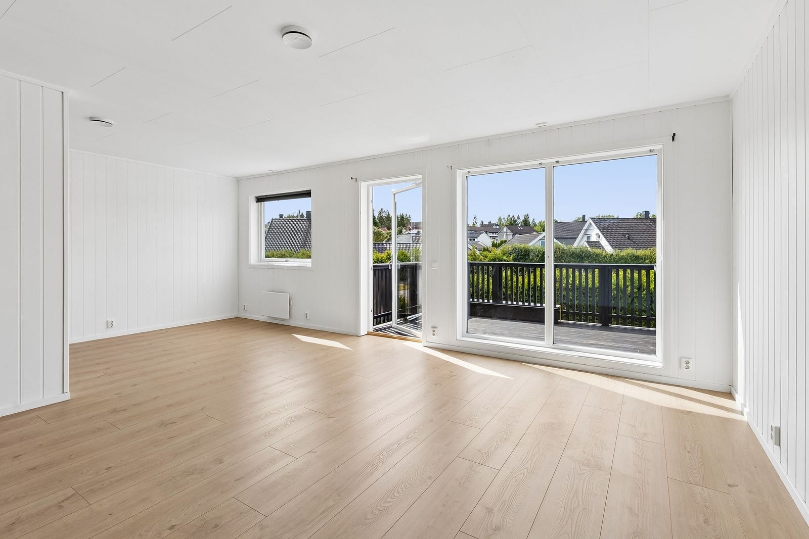 Lys og romslig stue med god plass til sofa- og spisegruppe, samt direkte utgang til solrik balkong. Galleribilde