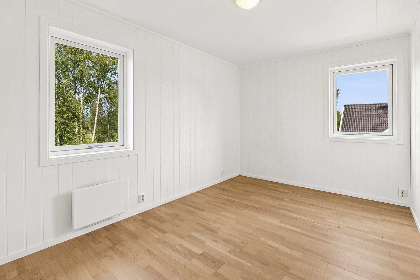Hovedsoverom med plass til dobbeltseng, nattbord og annet møblement. Galleribilde