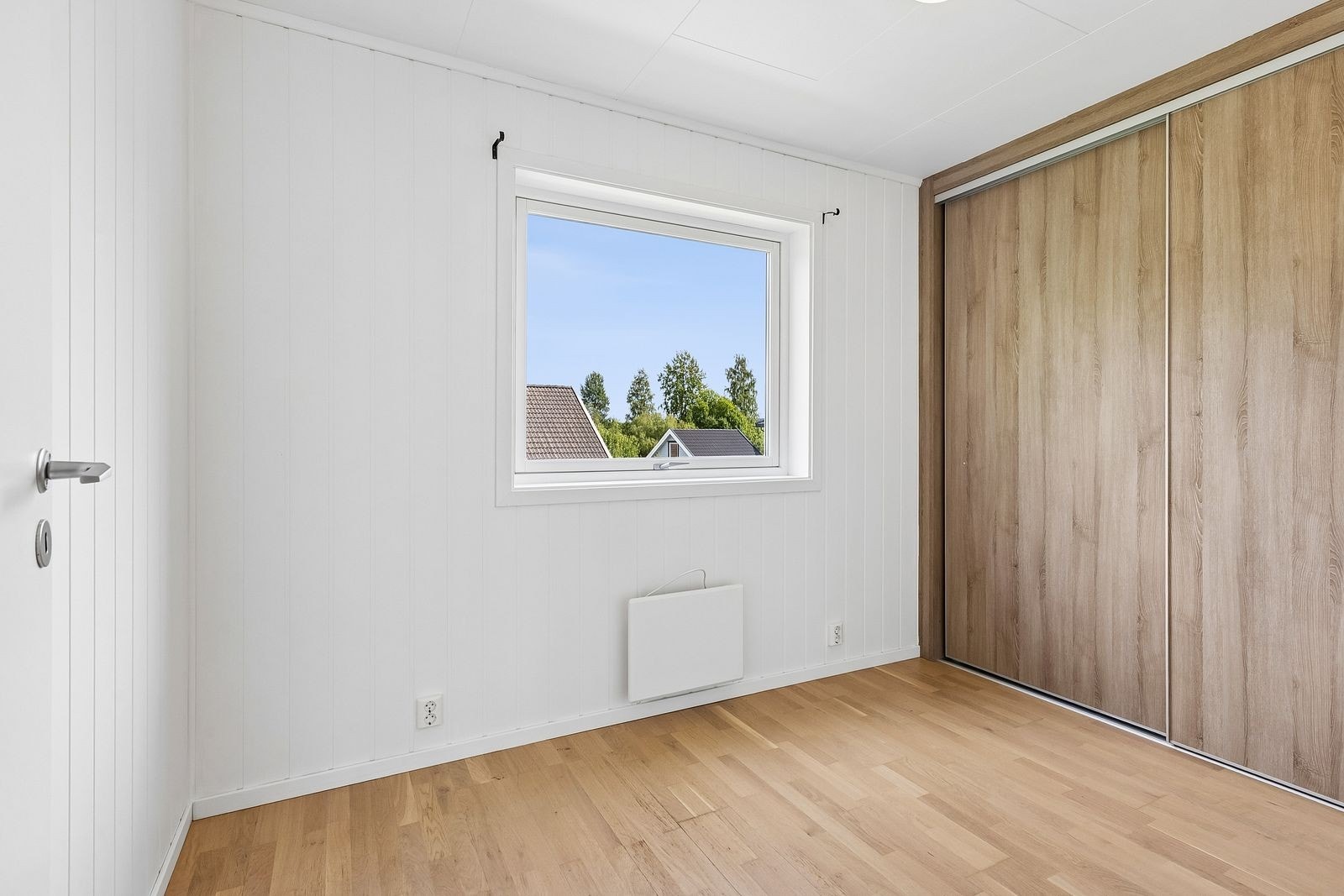 Soverom nr. 2 er av god størrelse og kan benyttes som barnerom, gjesterom eller kontor. Galleribilde