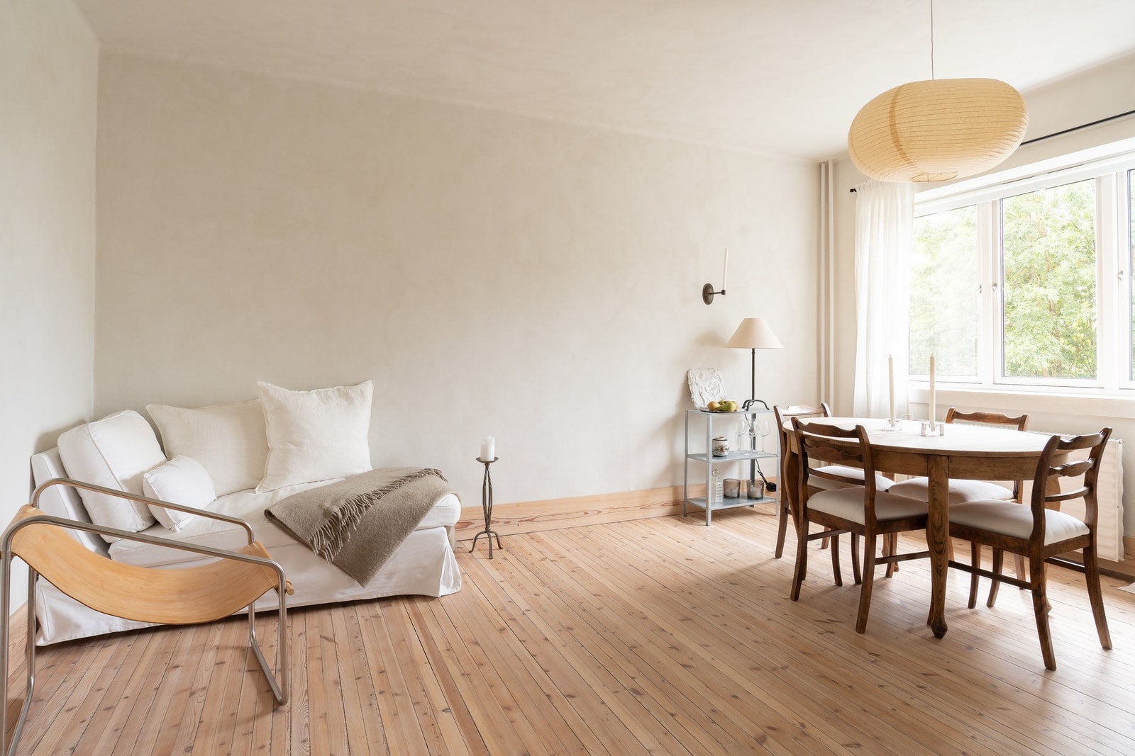 I stuen er det god plass til både sofagruppe og spisebord. Galleribilde