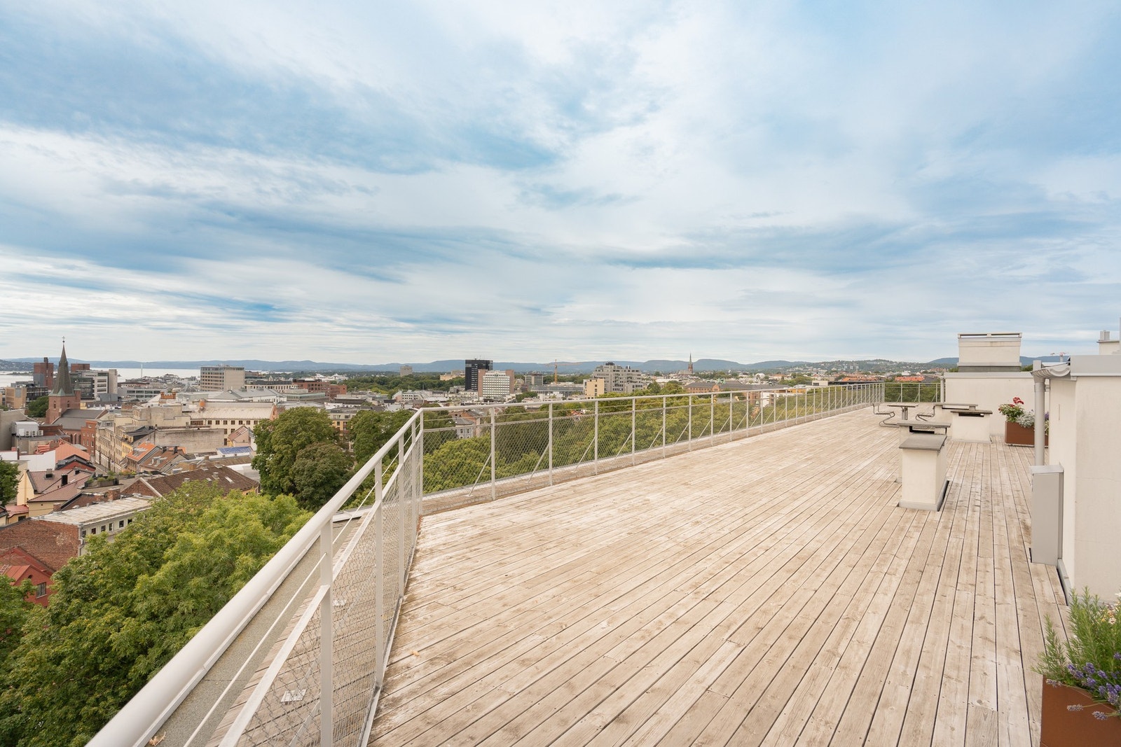 Felles takterrasse med fantastisk utsikt og gode solforhold. Galleribilde