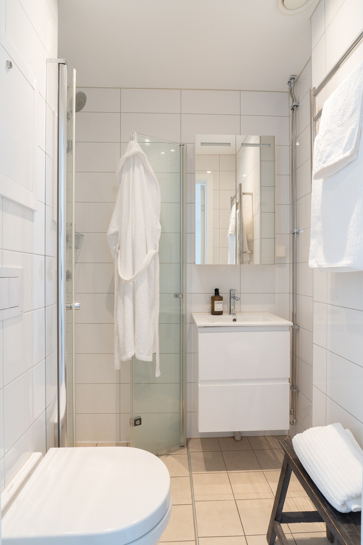 Stilrent bad med downlights i himling og varmekabler i gulv. Galleribilde