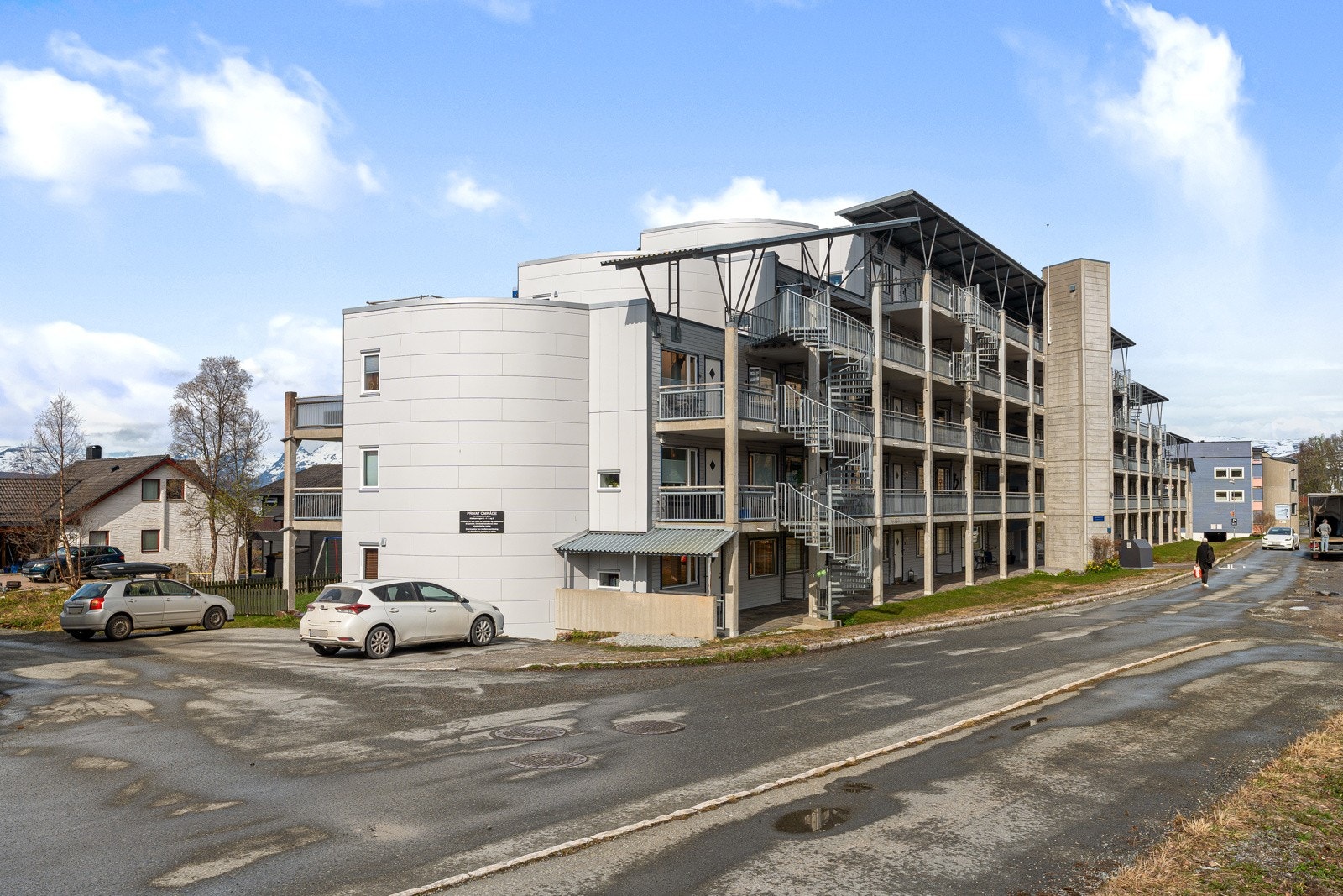 Garasjeplass og gode oppbevaringsmuligheter.