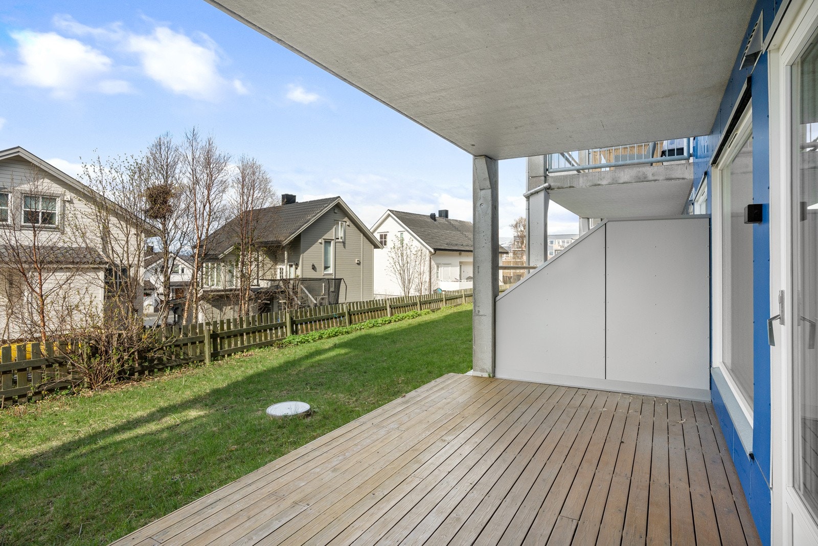 Utgang til takoverbygd terrasse og felles hage.