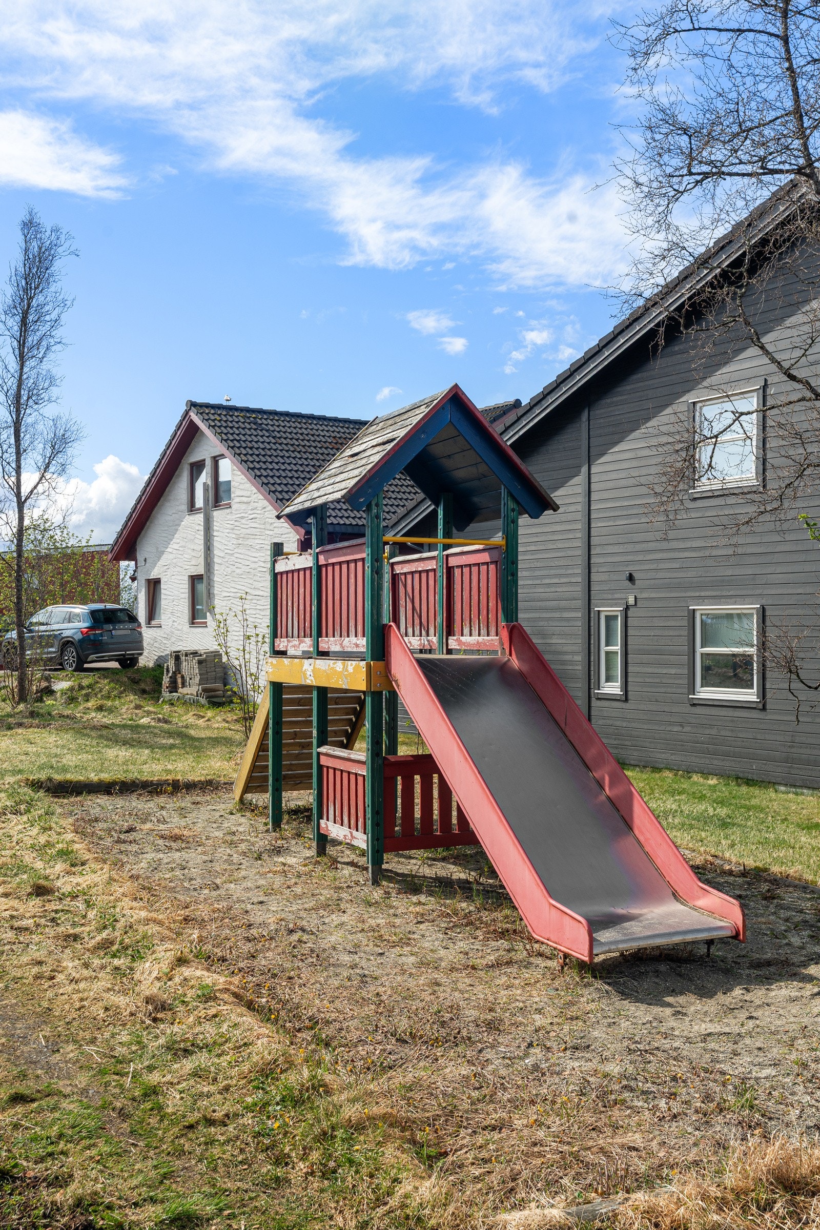 Fine fellesområder med lekeplass.