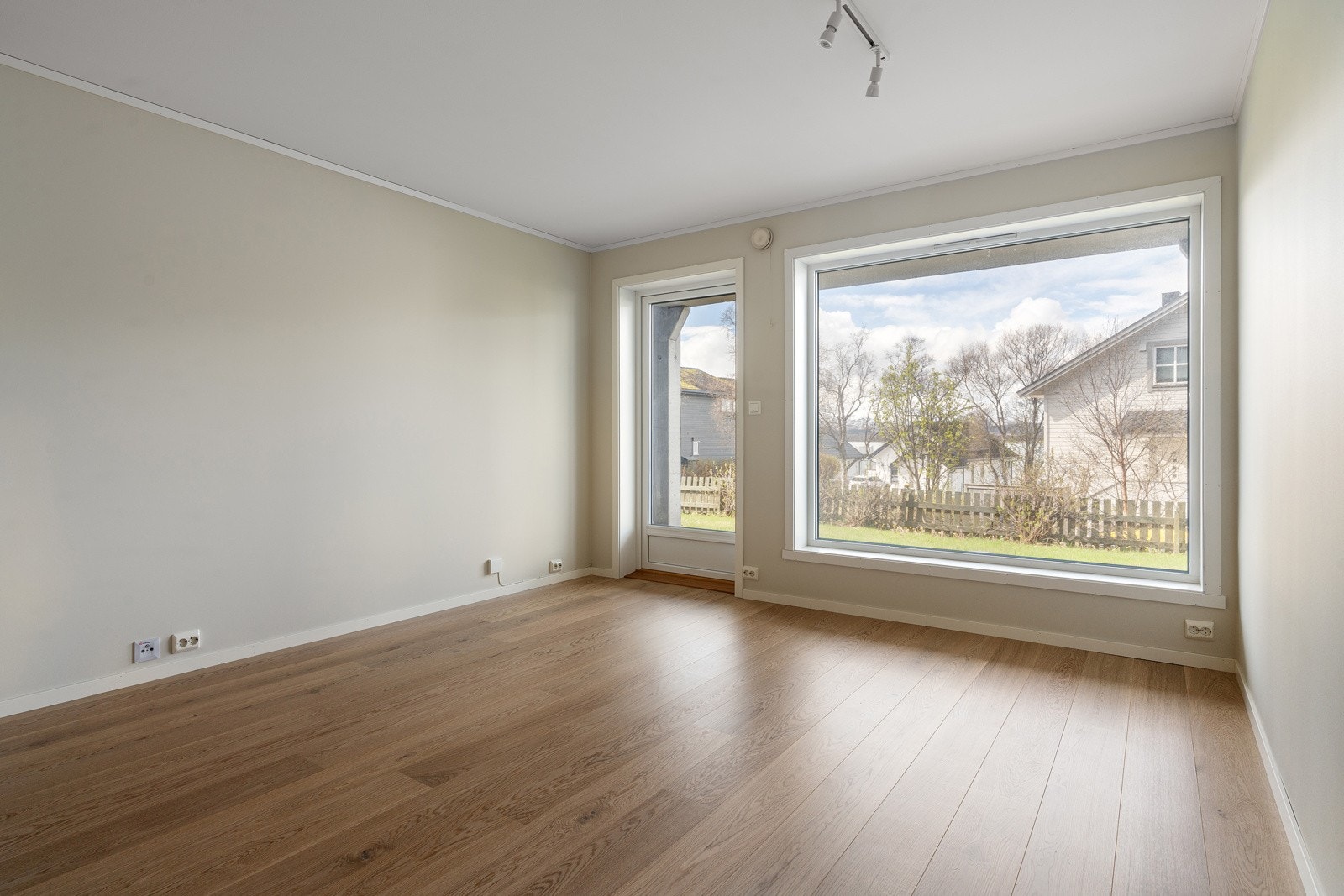 Stuen fremstår moderne med oppussede overflater, nye vegger og gulv.