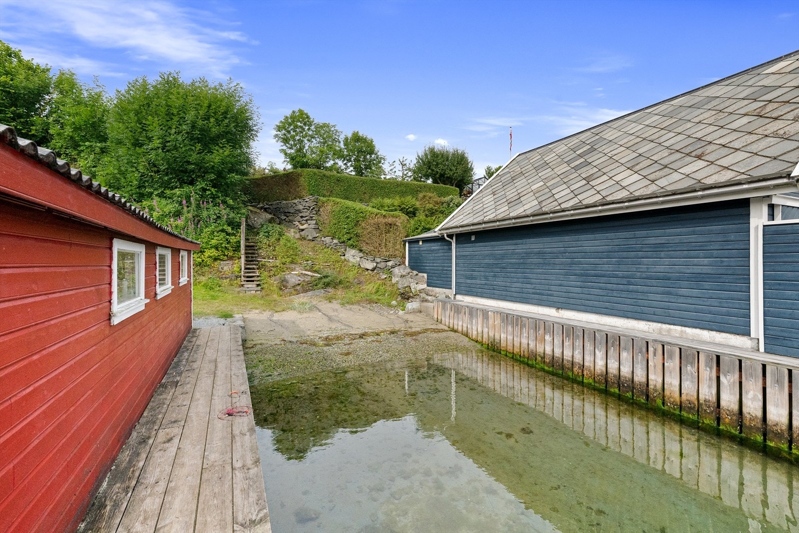 Kort vei til sjøen med båtplass, bade- og fiskemuligheter. Galleribilde
