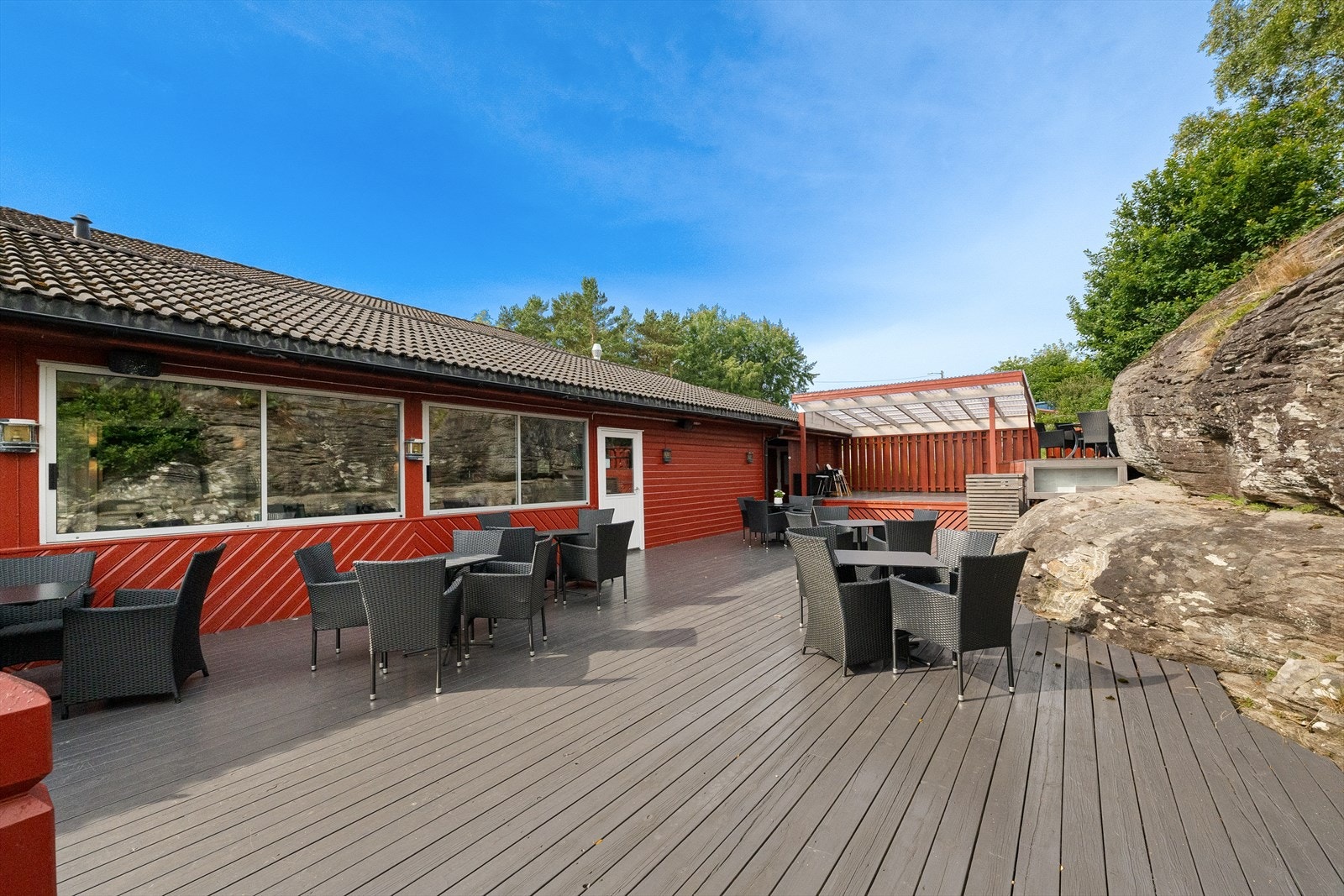 Nyt en kaffe eller et måltid på en av de lokale serveringsstedene. Galleribilde